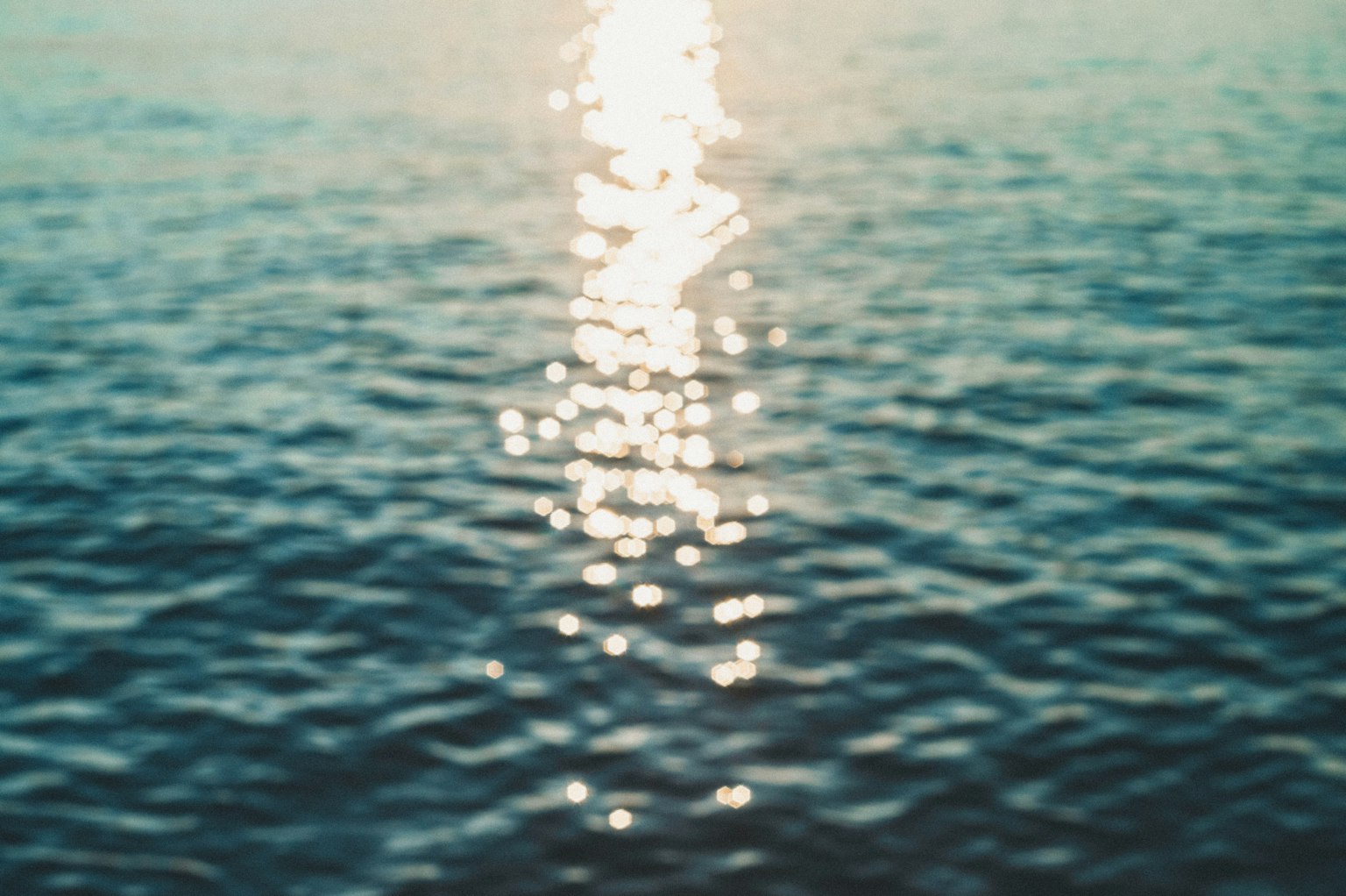 Immagine sfocata della luce che si riflette sulla superficie dell'acqua