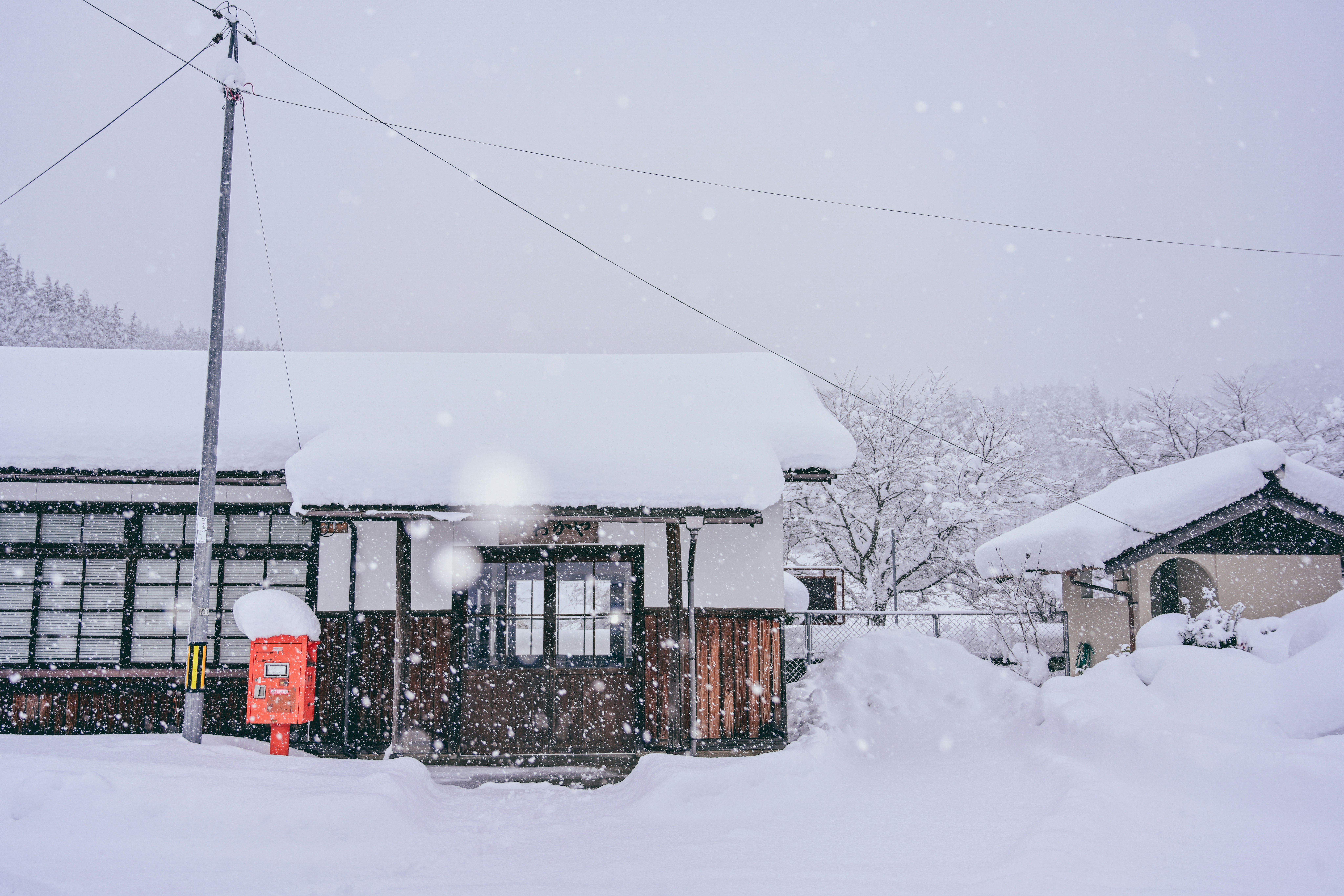 下雪的鄉村小火車站候車區
