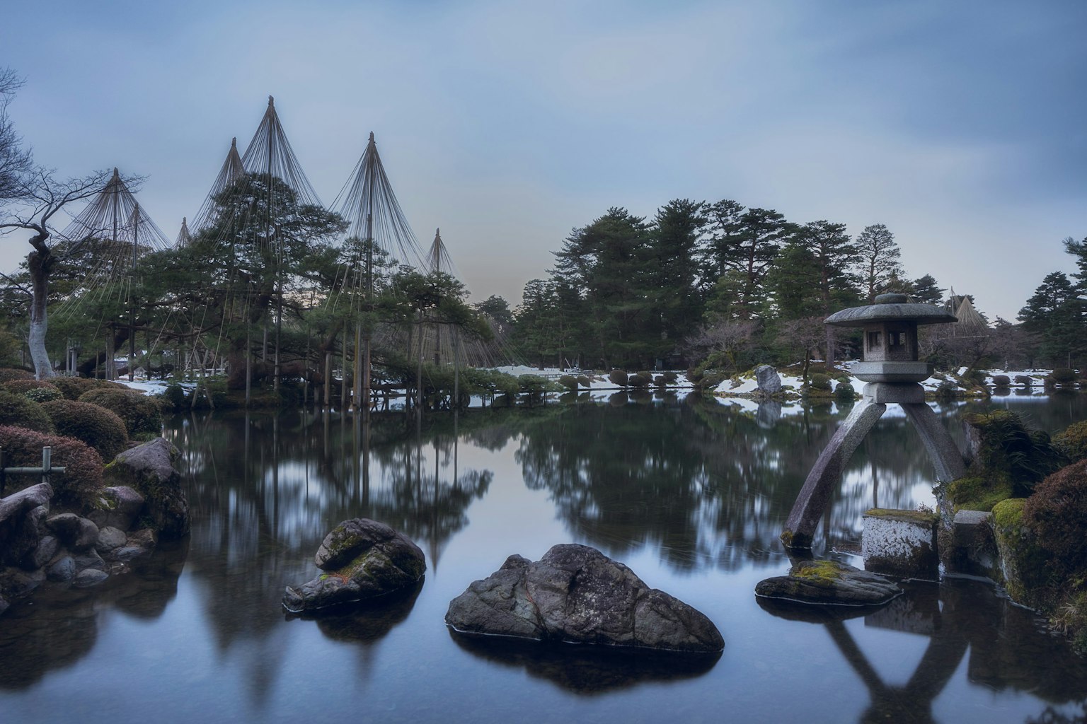 宁静的日本花园，池塘和岩石形成