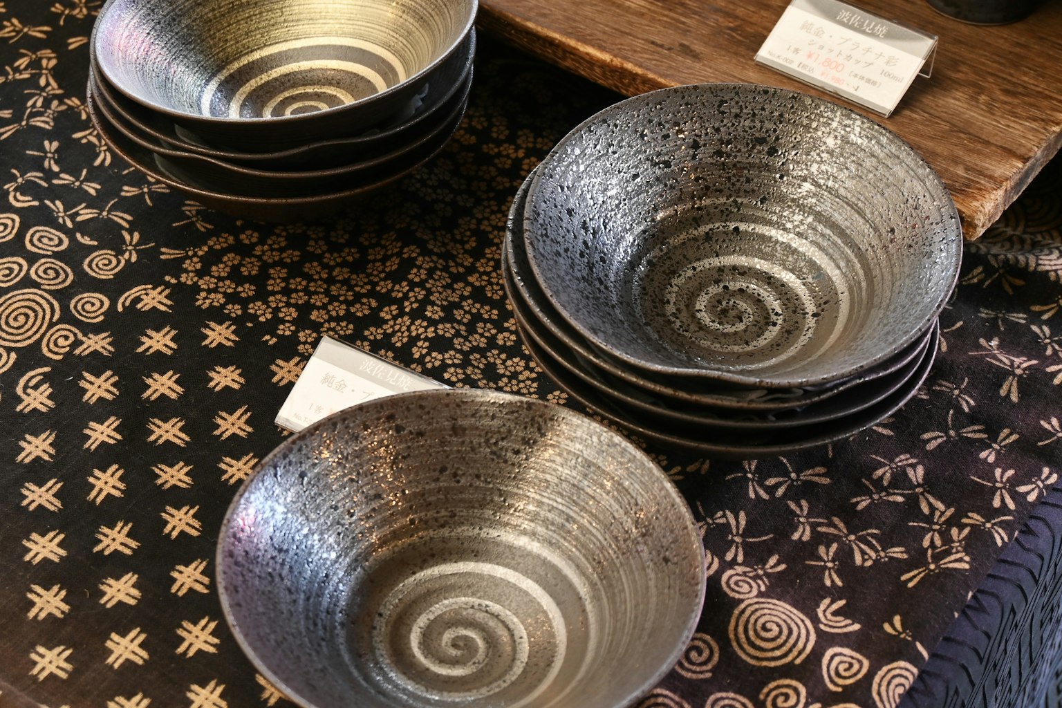 Schöne Keramikteller mit schwarzen Spiralmustern ordentlich angeordnet