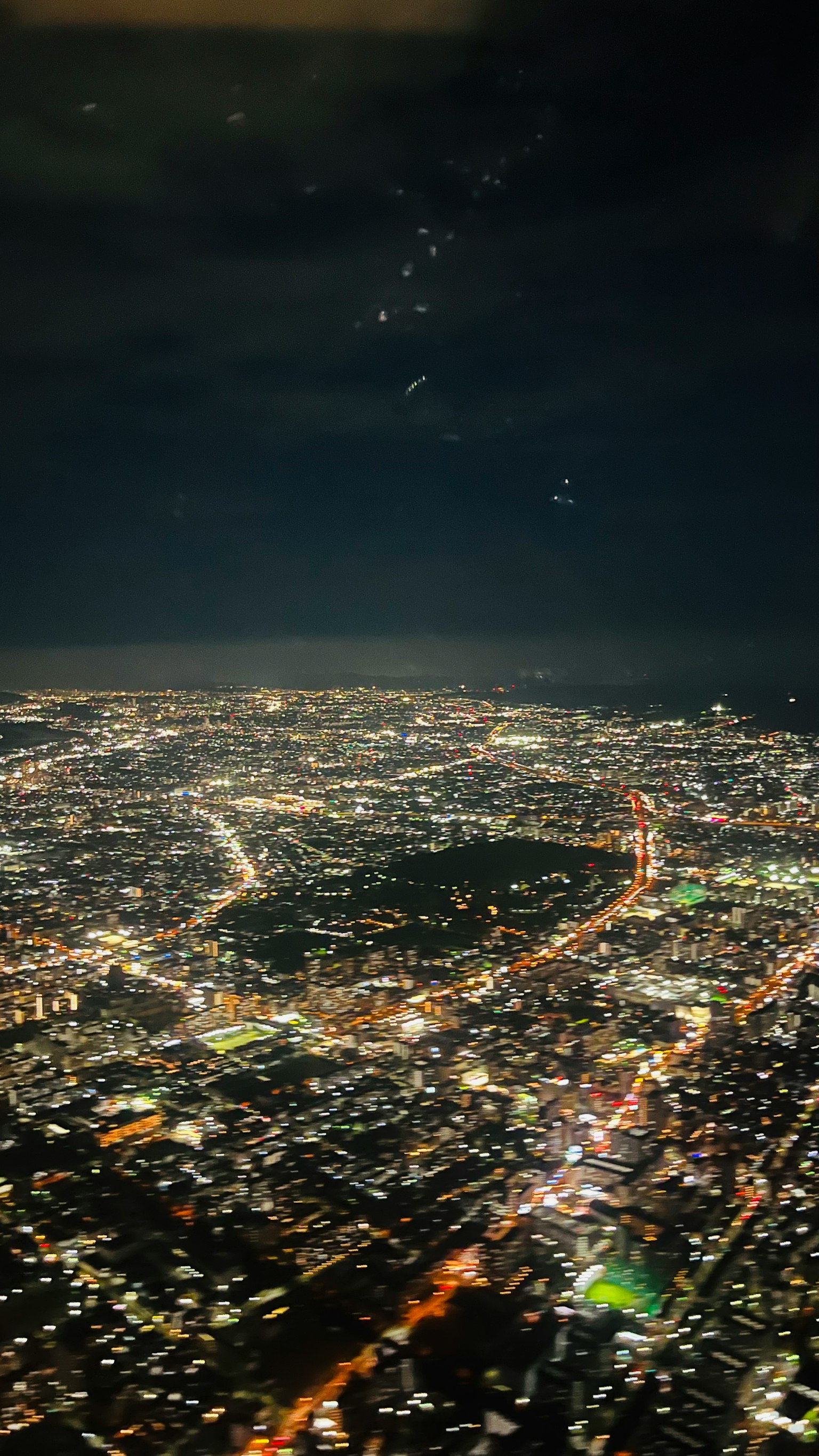 夜晚城市的鸟瞰图，亮丽的街灯和复杂的道路图案