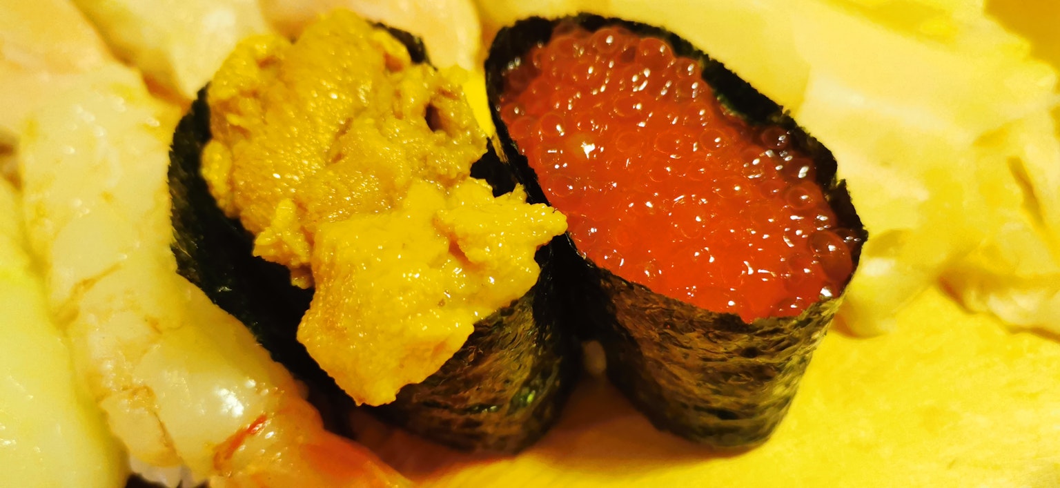 Un plat de sushi délicieux avec de l'oursin et des œufs de saumon