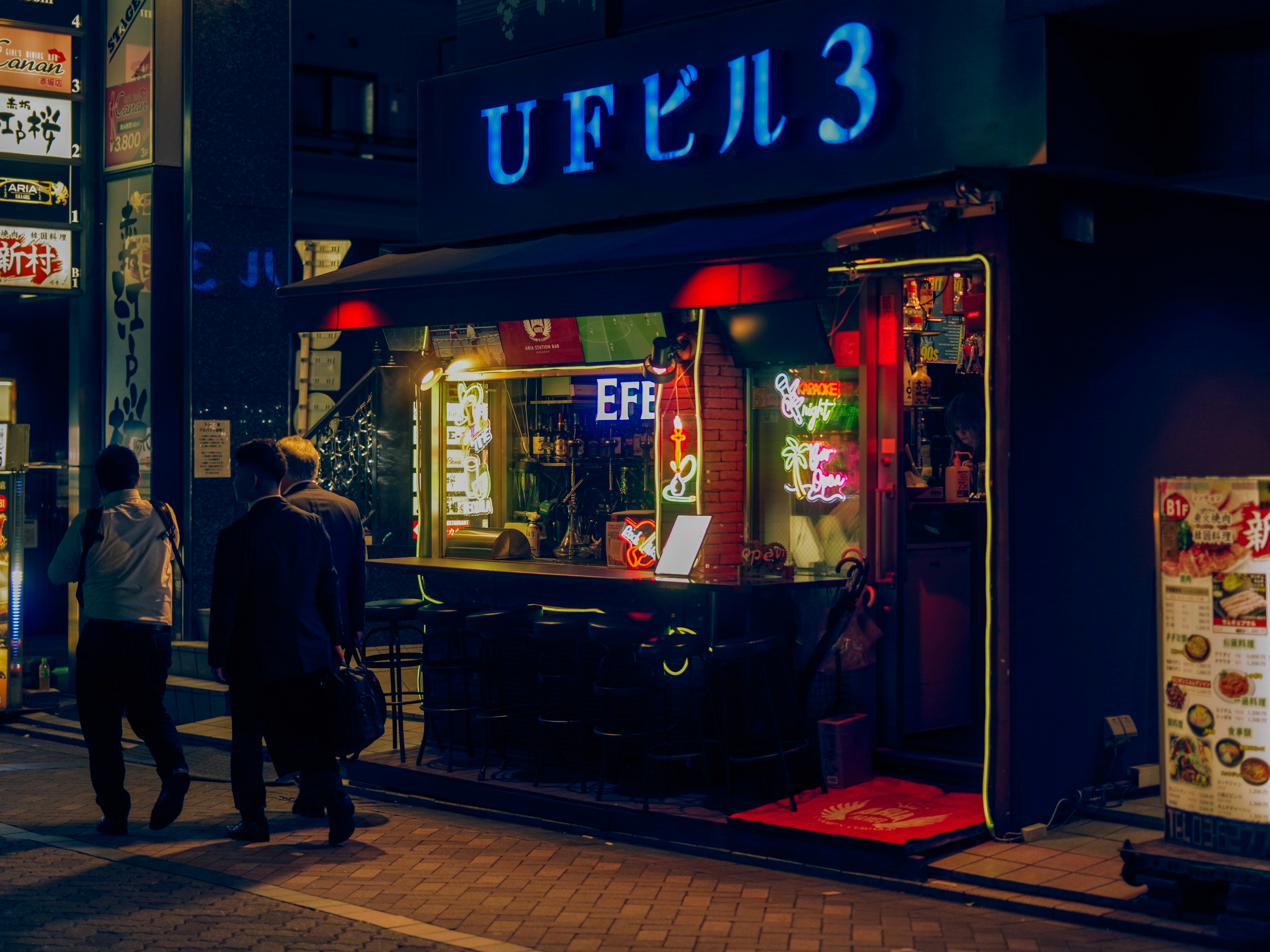 夜晚的赤坂街景，UF大廈3號招牌前的店鋪外觀