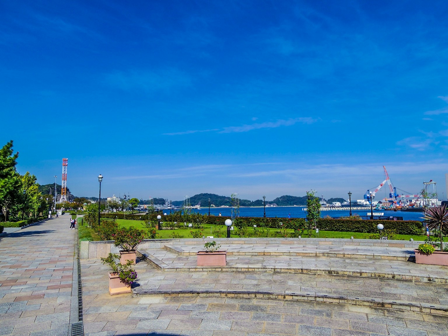 Sentiero del parco con vista sul porto e cielo blu