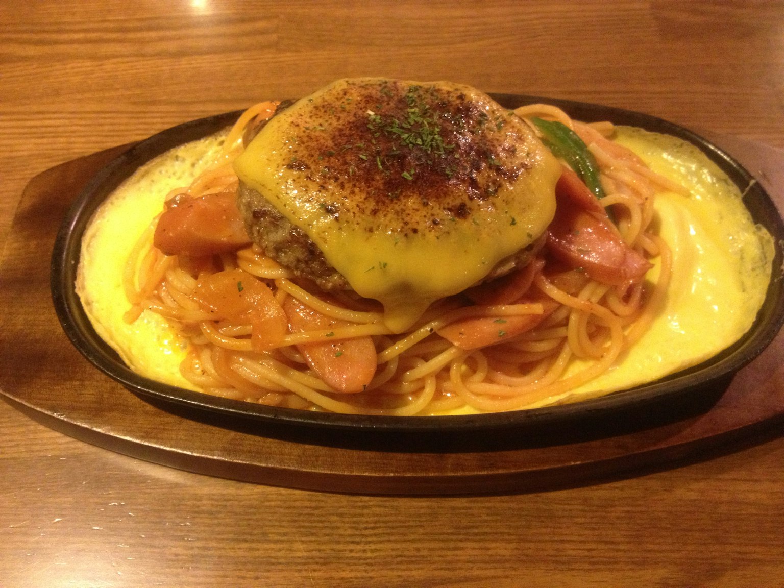 Plat chaud avec steak haché et spaghetti napolitain