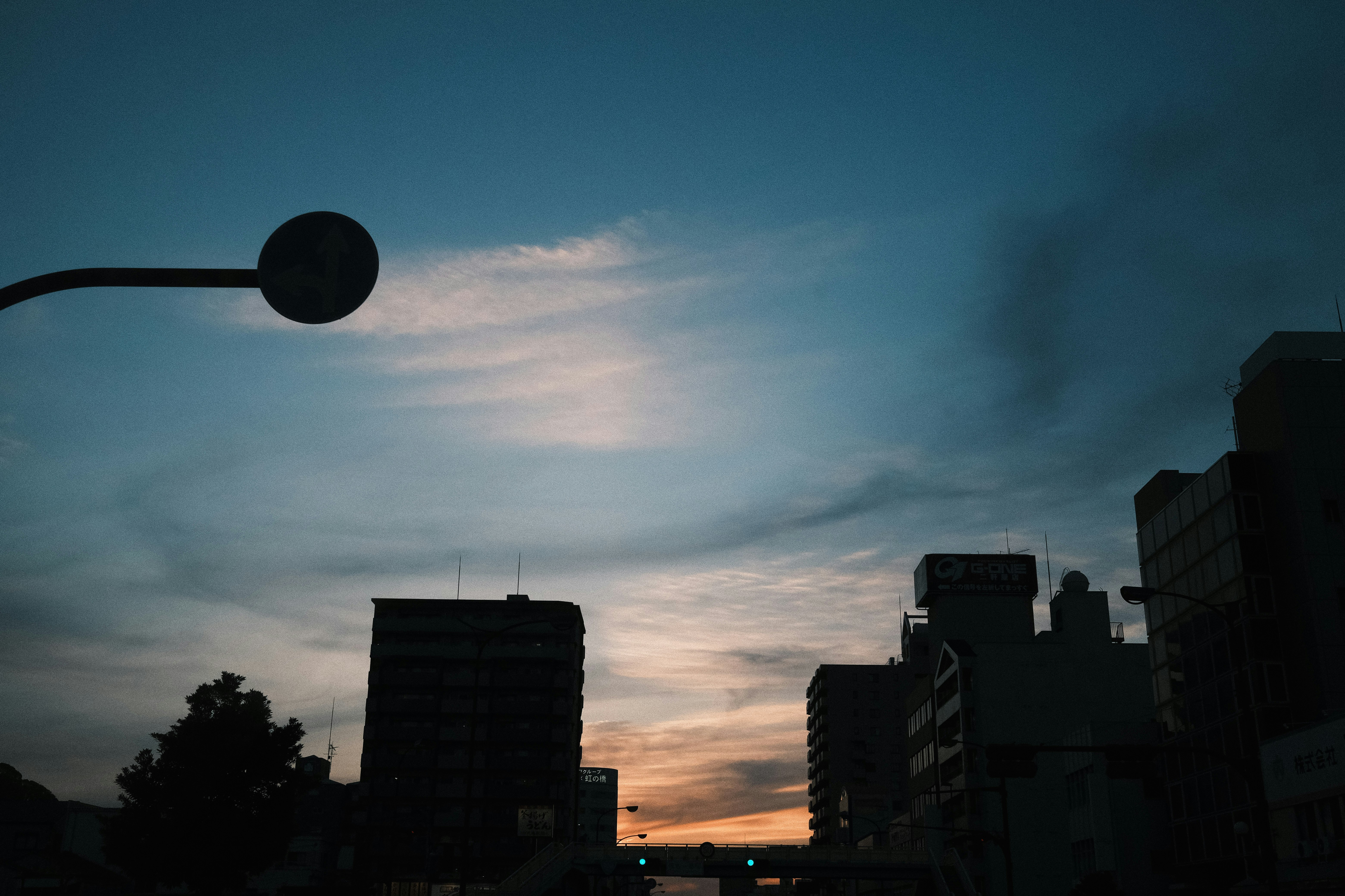 夕暮れの空と街並みのシルエット