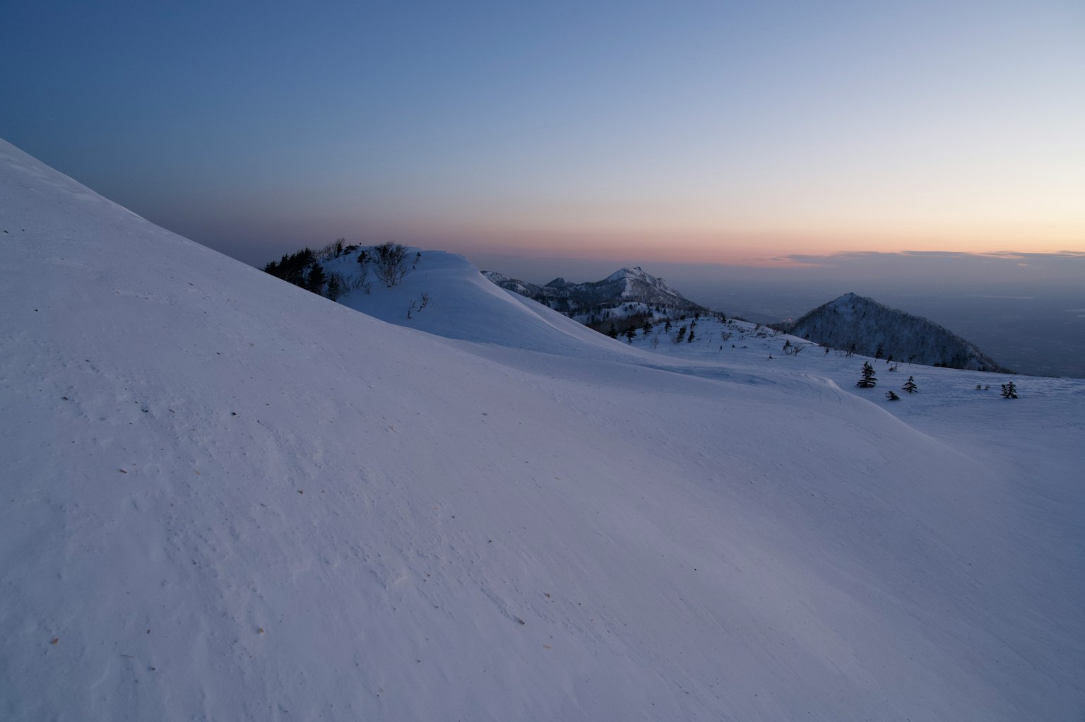 被雪覆盖的山脉和黄昏景观