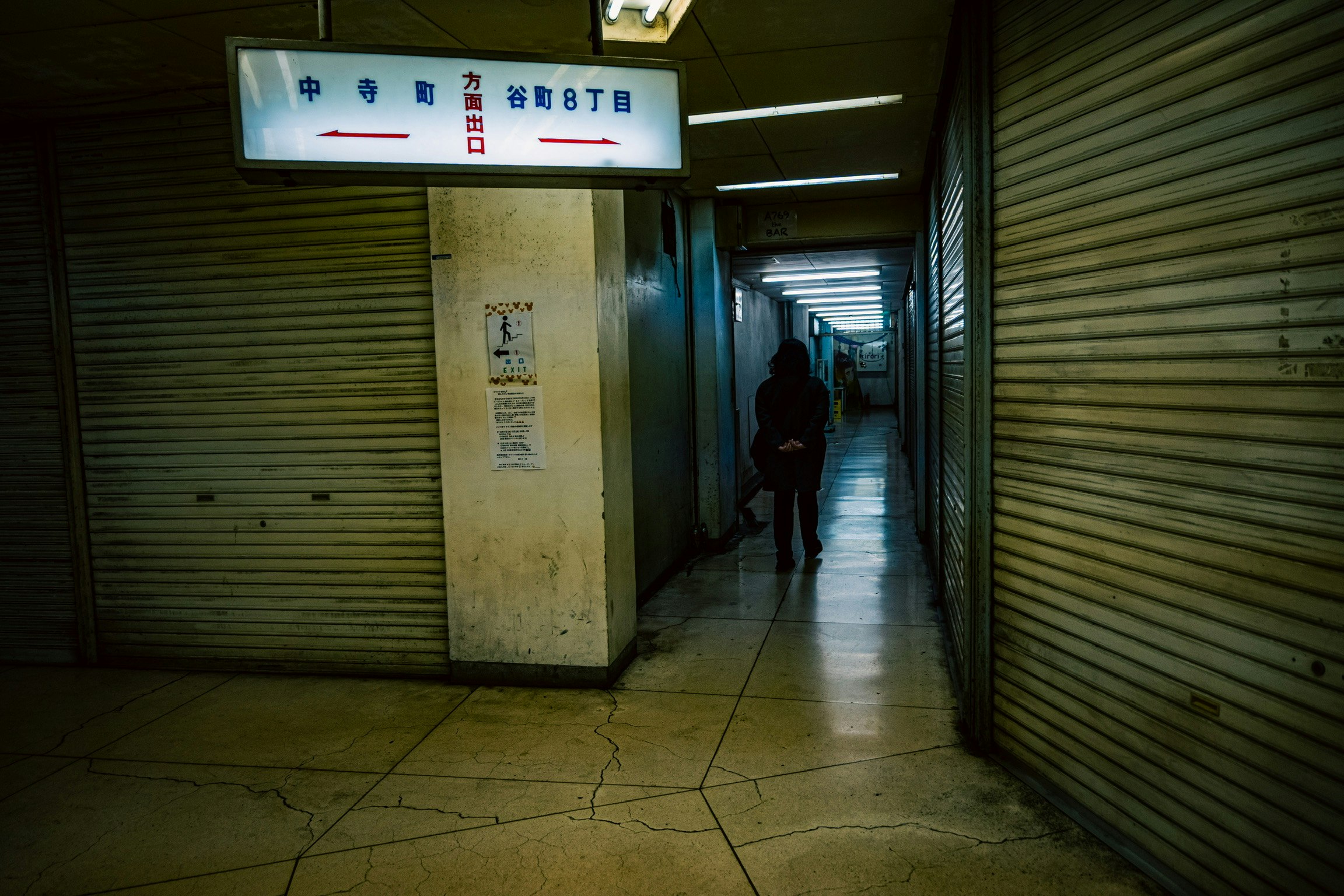 大阪の路地にあるシャッター通りの薄暗い通路
