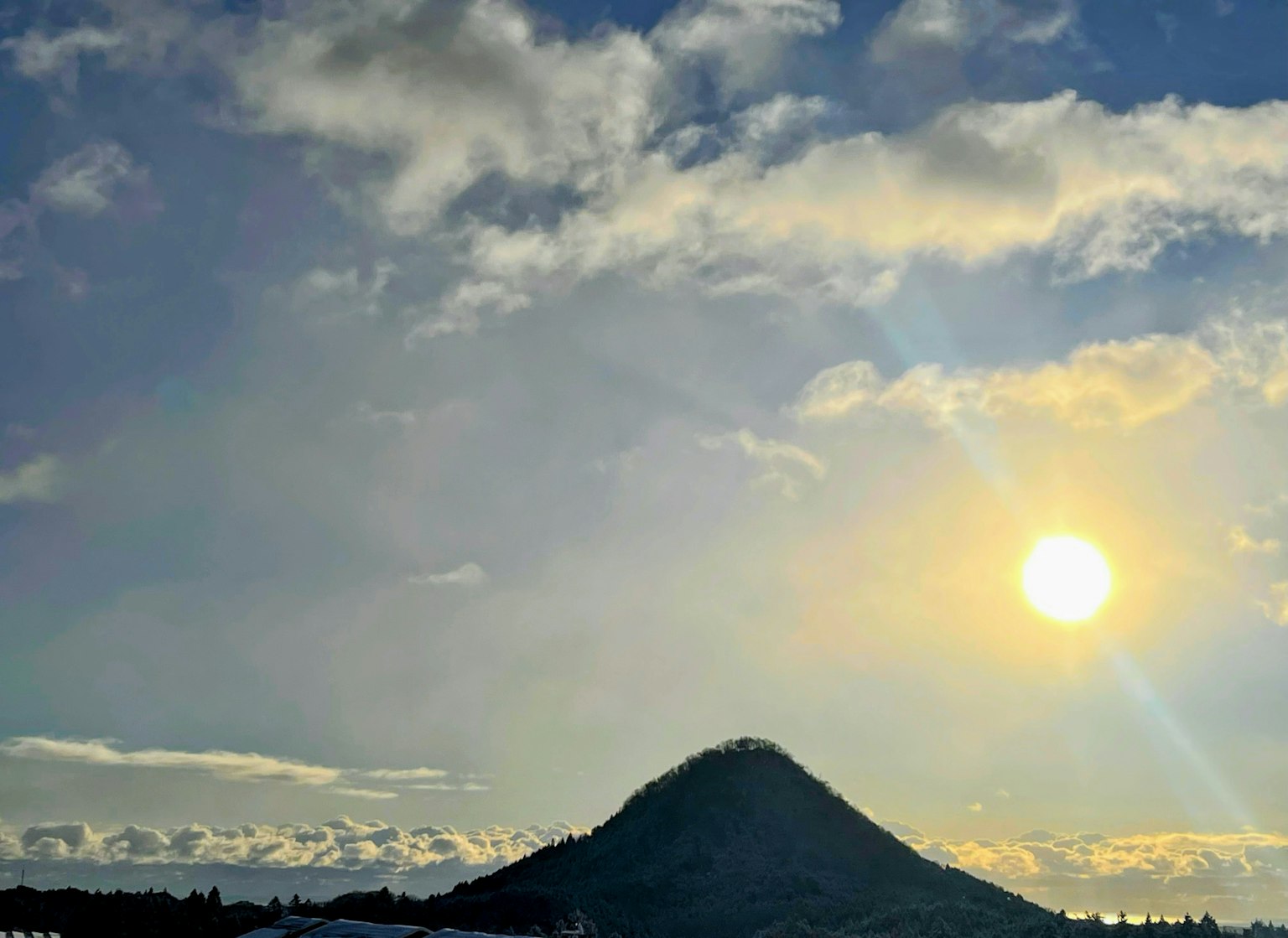 Vista panoramica di una montagna con un sole luminoso