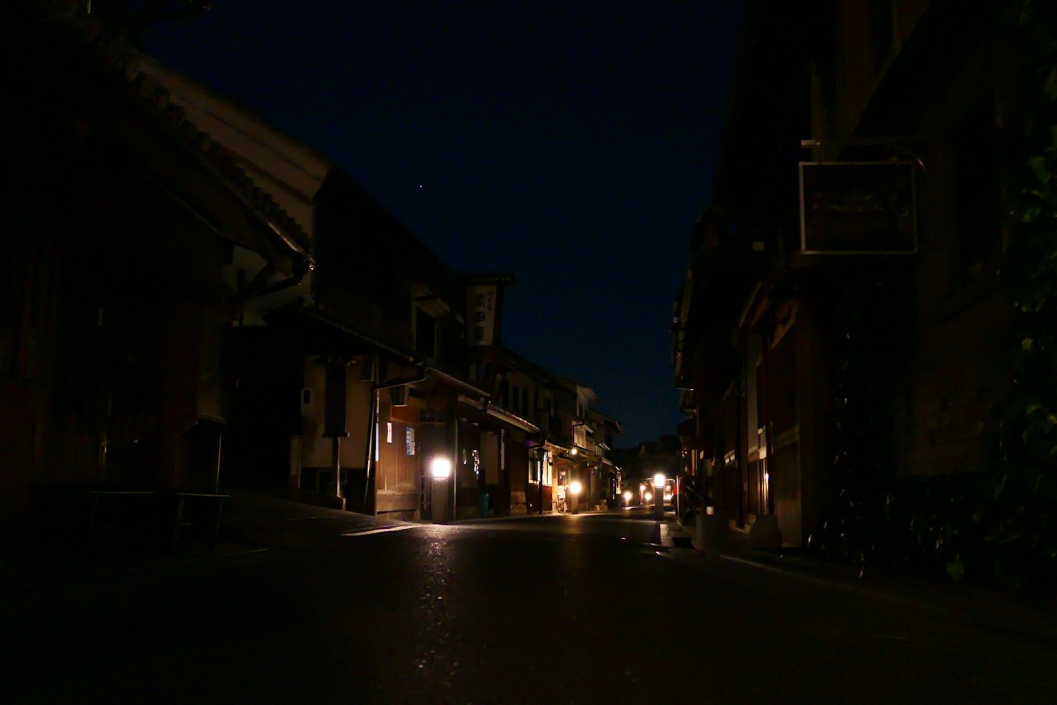 Ruhige Straße in der Nacht, beleuchtet von sanften Lichtern