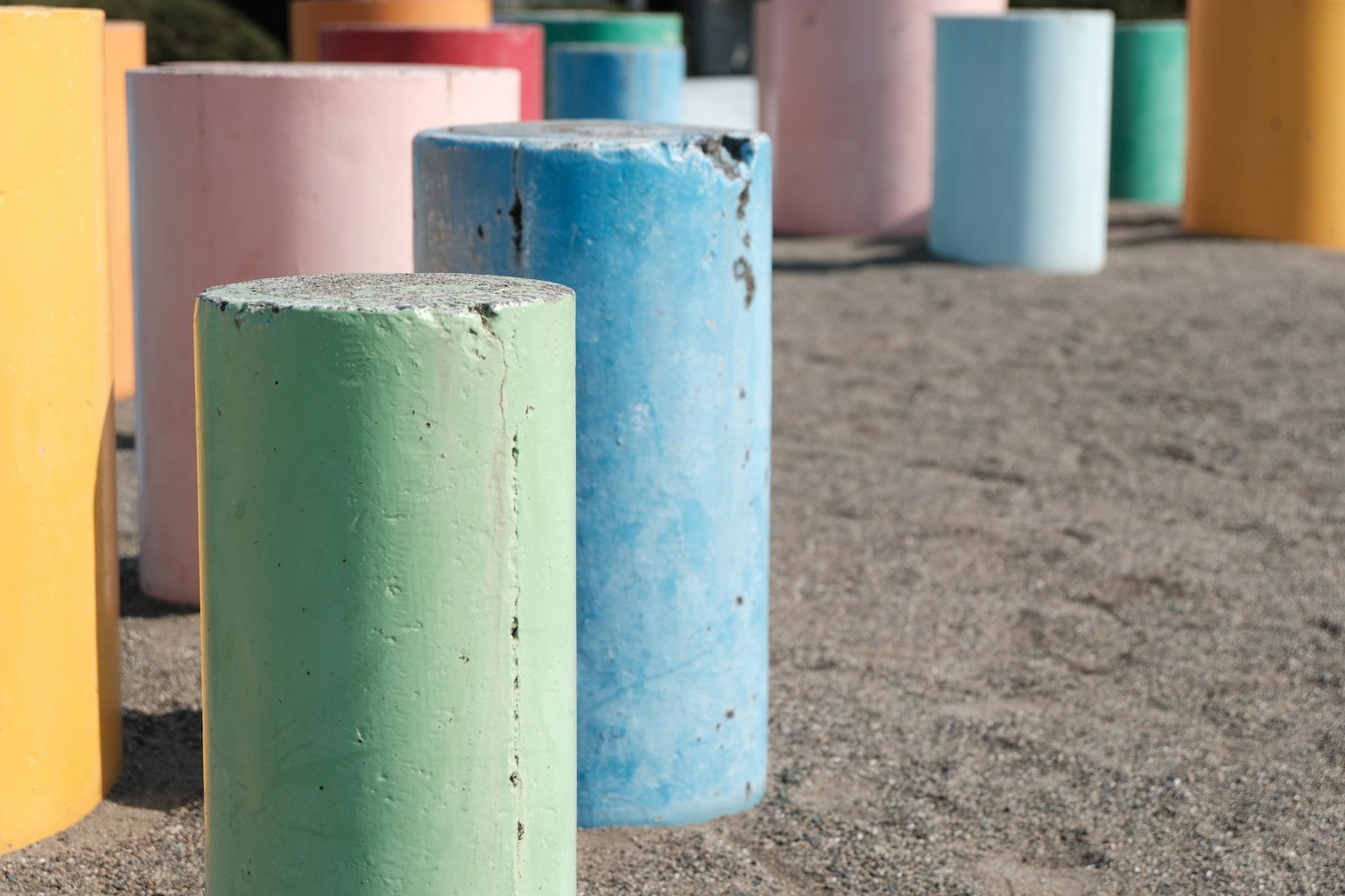 Bunte zylindrische Säulen in einem Spielplatz angeordnet