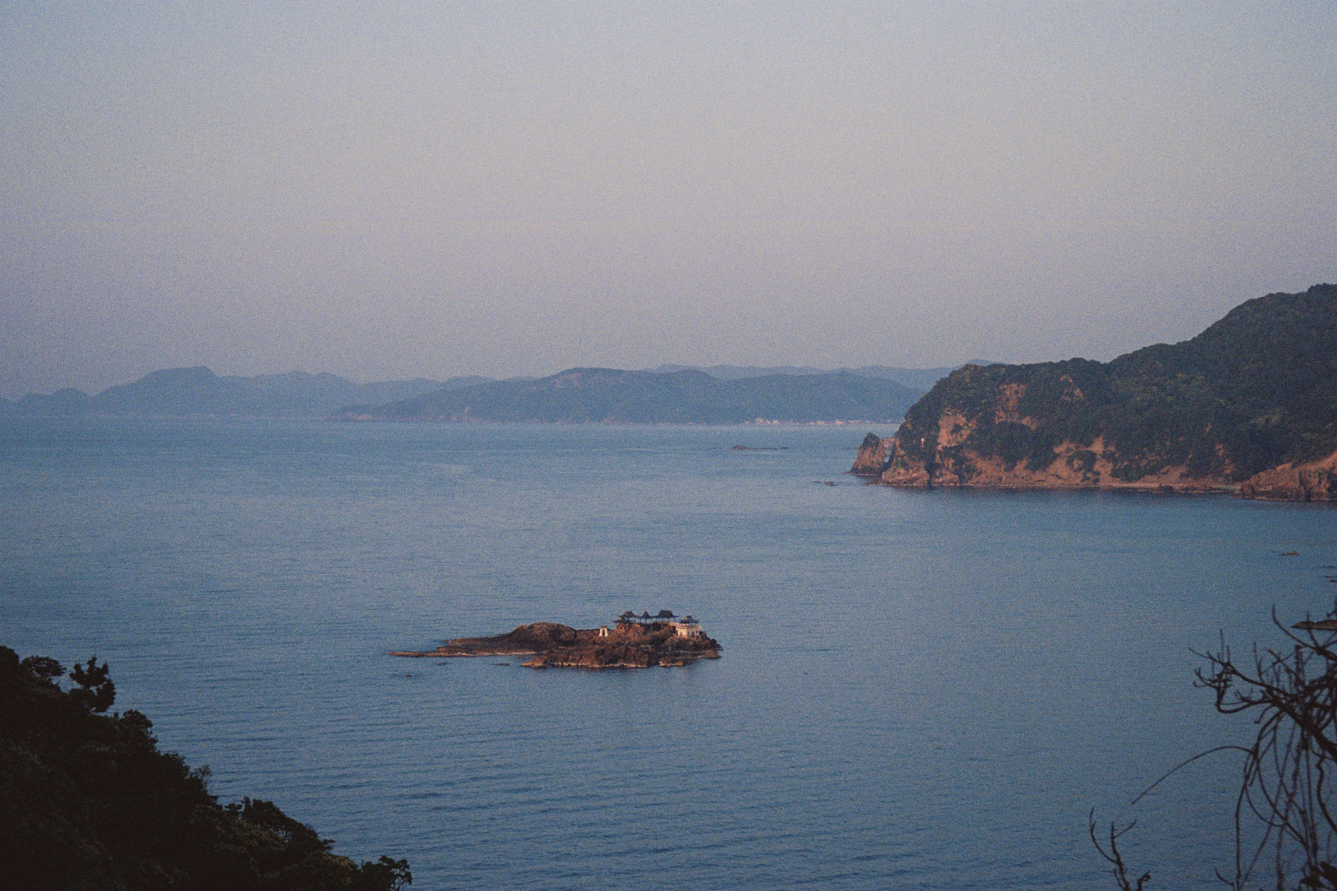 山陰の海と岩礁のある海岸の風景