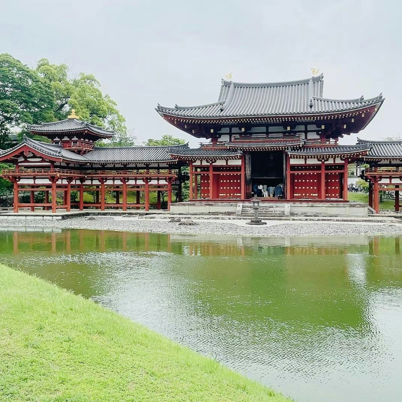 美丽的日本寺庙与池塘