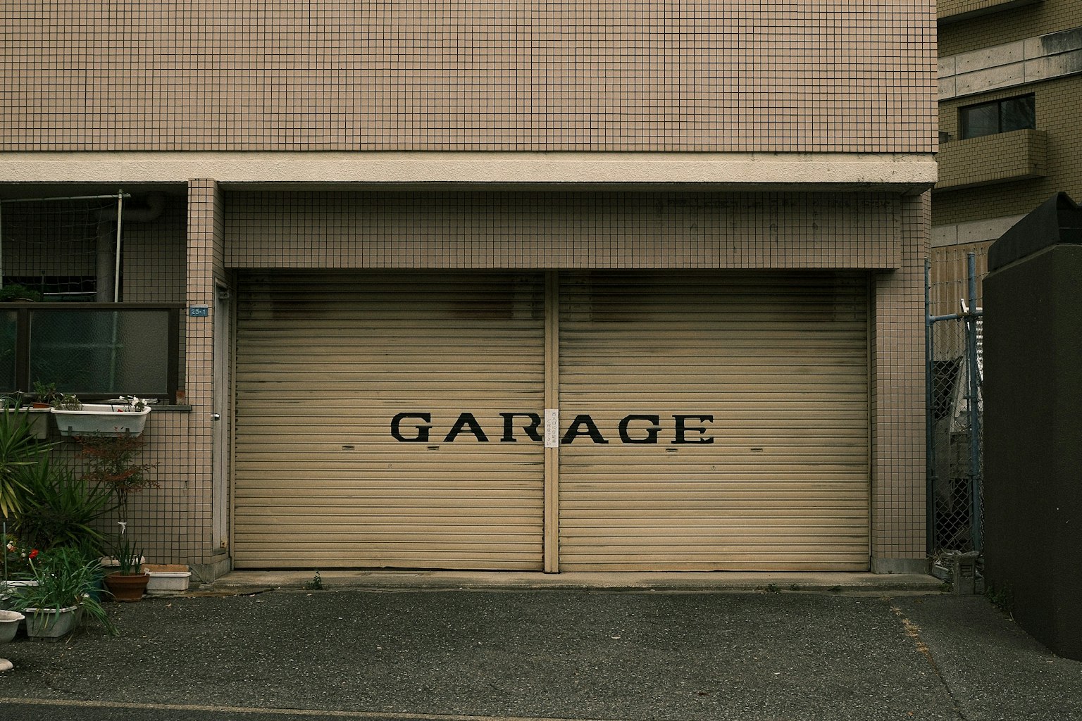 Vista esterna di un edificio con una serranda del garage