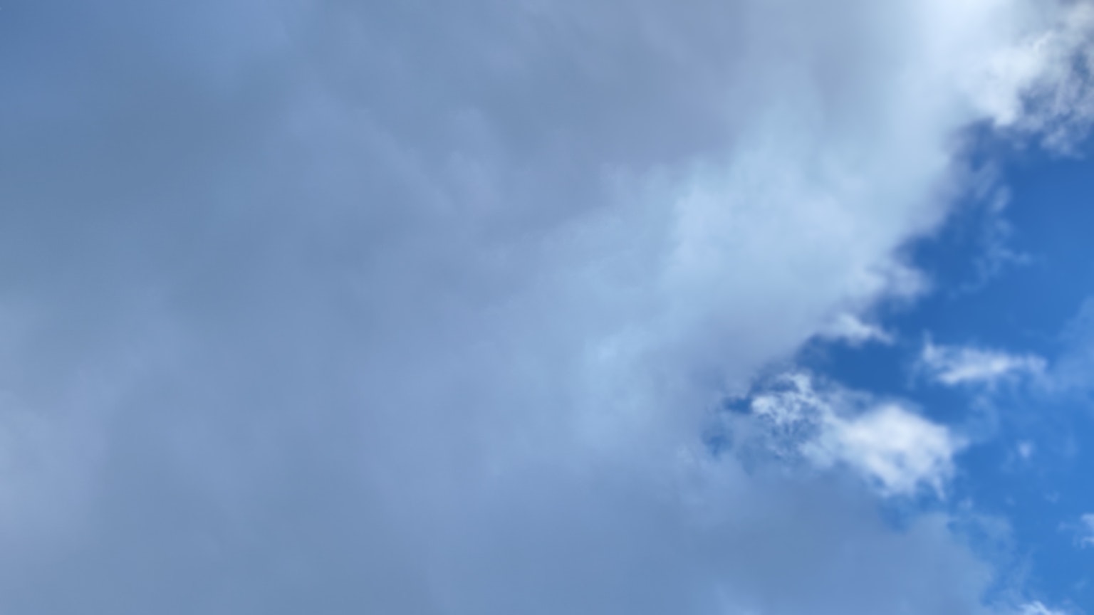 Foto del cielo azul con nubes blancas