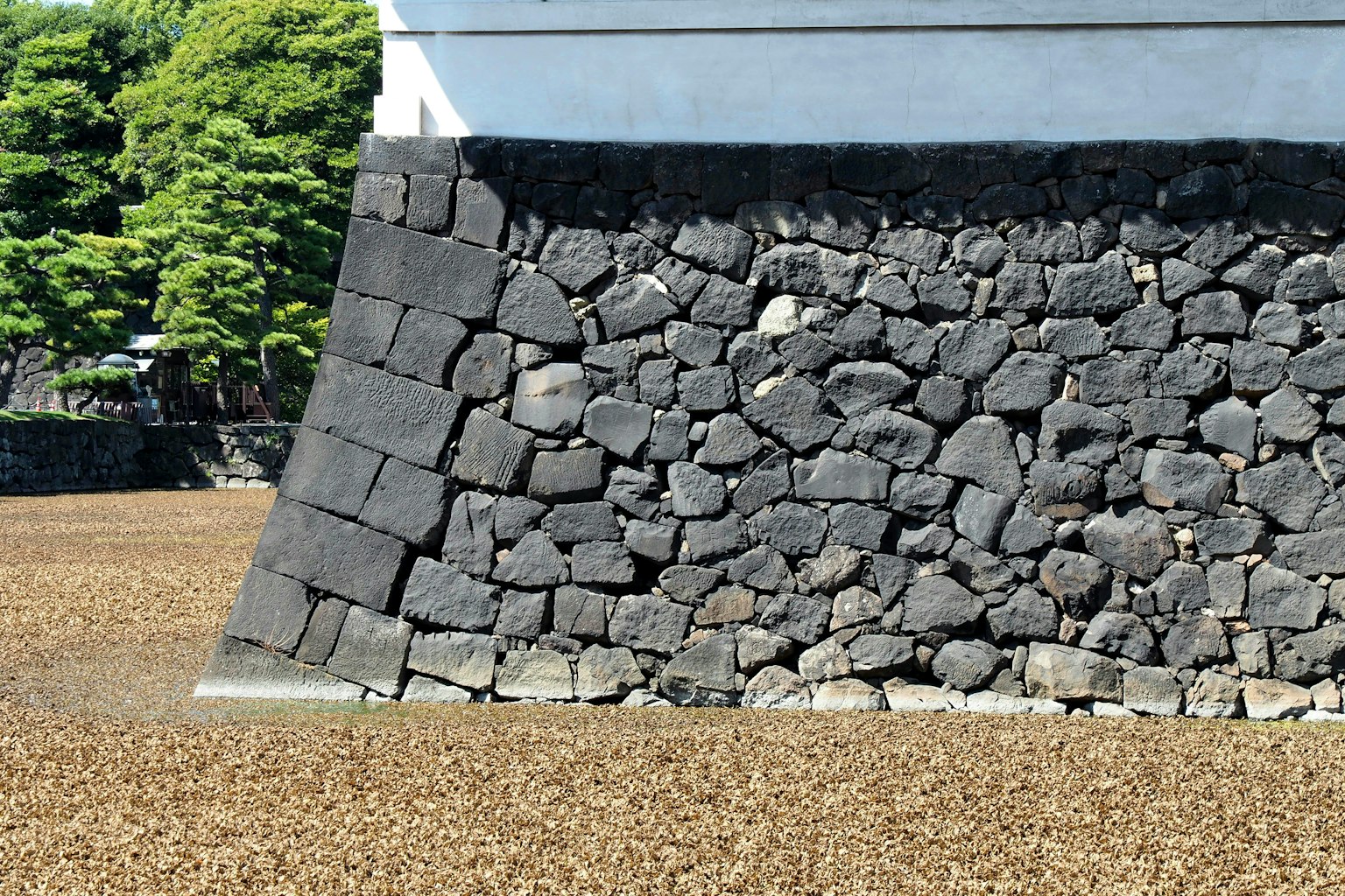 Nahaufnahme einer Steinmauer, die das Fundament einer Burg stützt