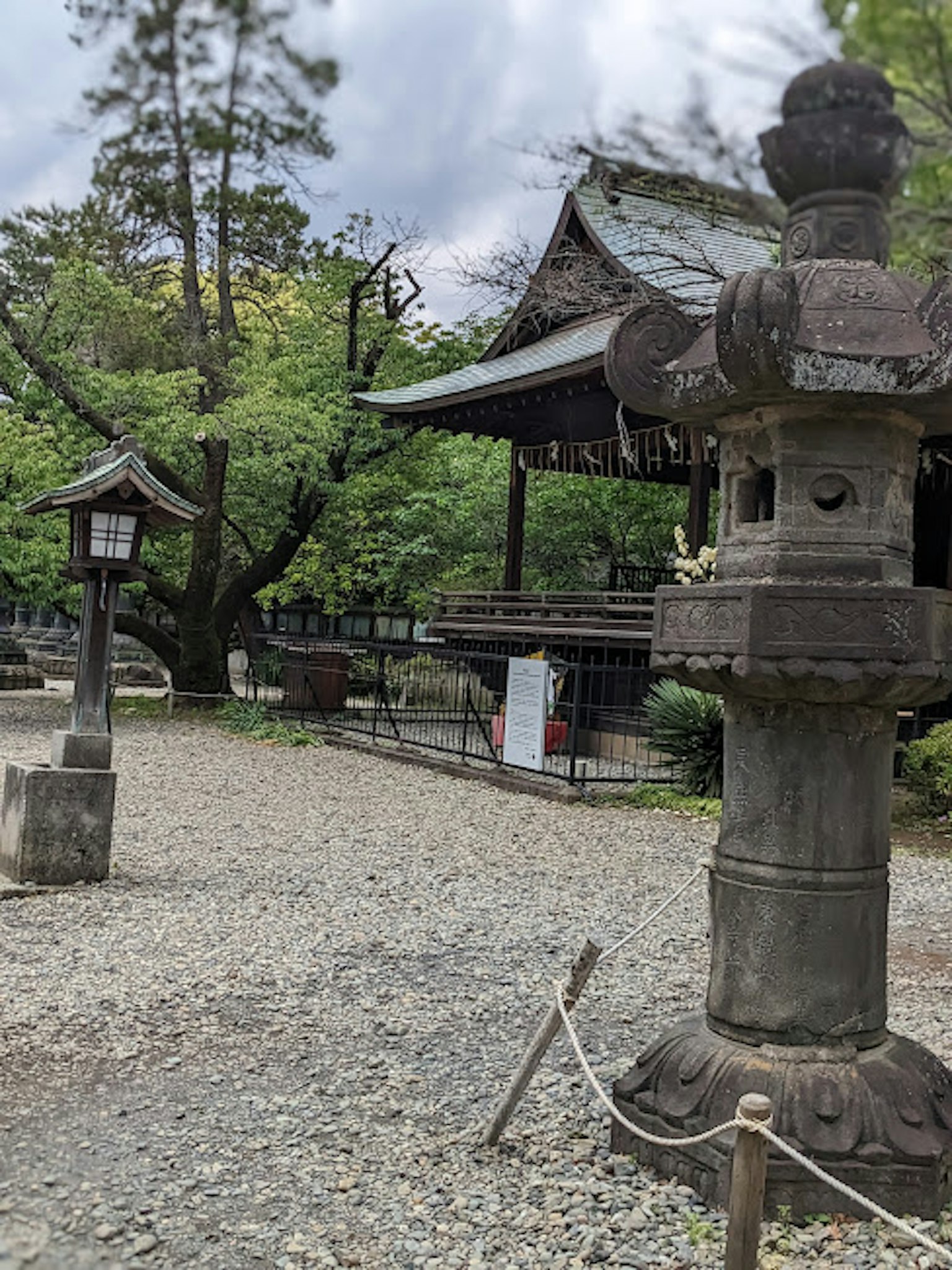宁静花园中的古老石灯和神社