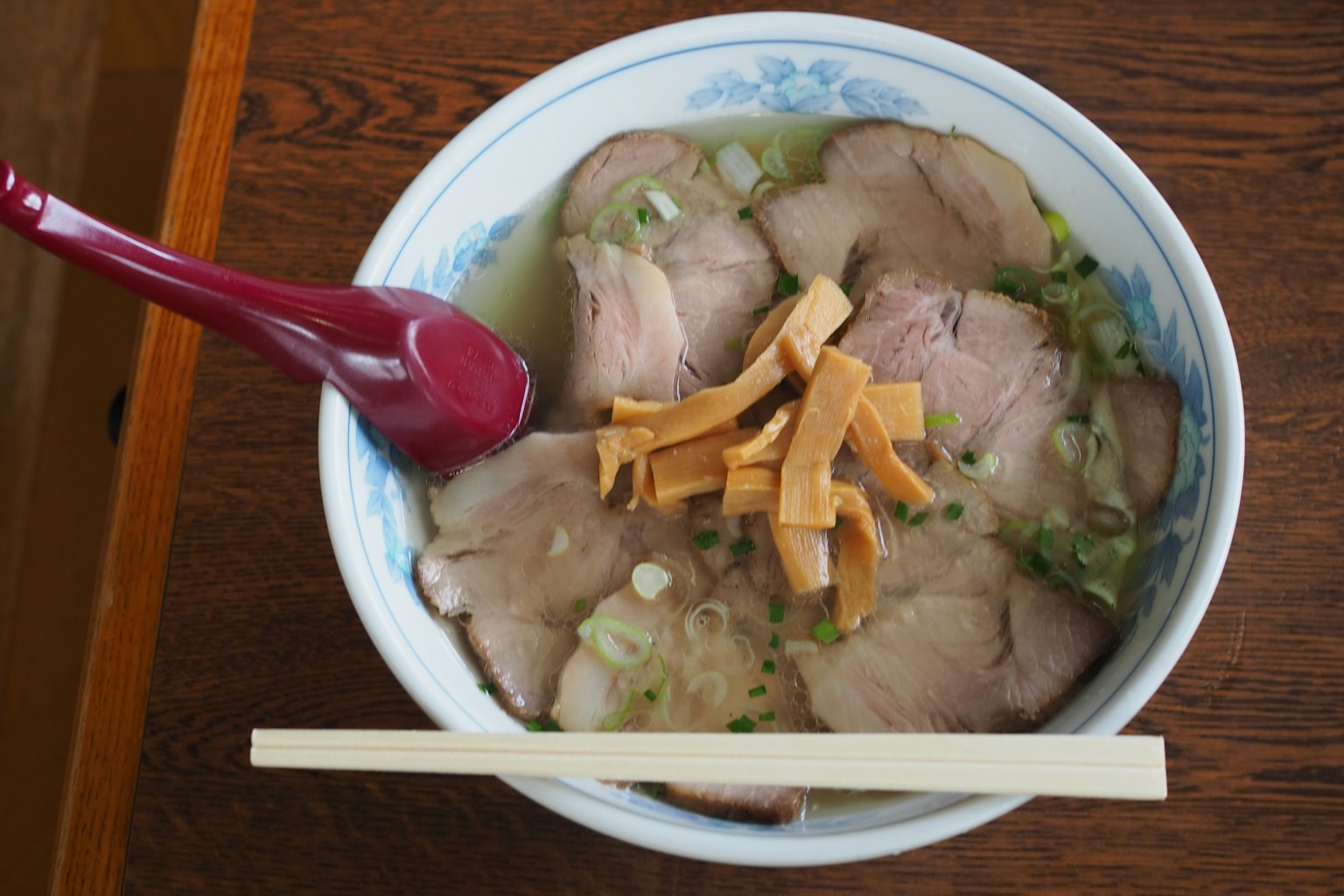 ชามราเมนที่มีชาชูหมูและท้อปปิ้งถั่วงอกและต้นหอม