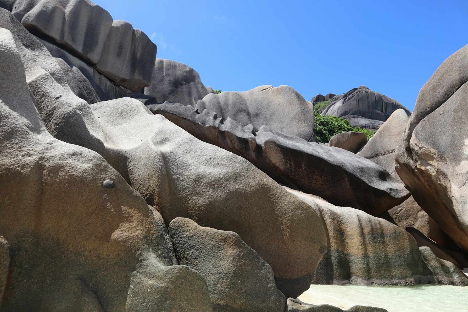 Grandes rocas bajo un cielo azul claro
