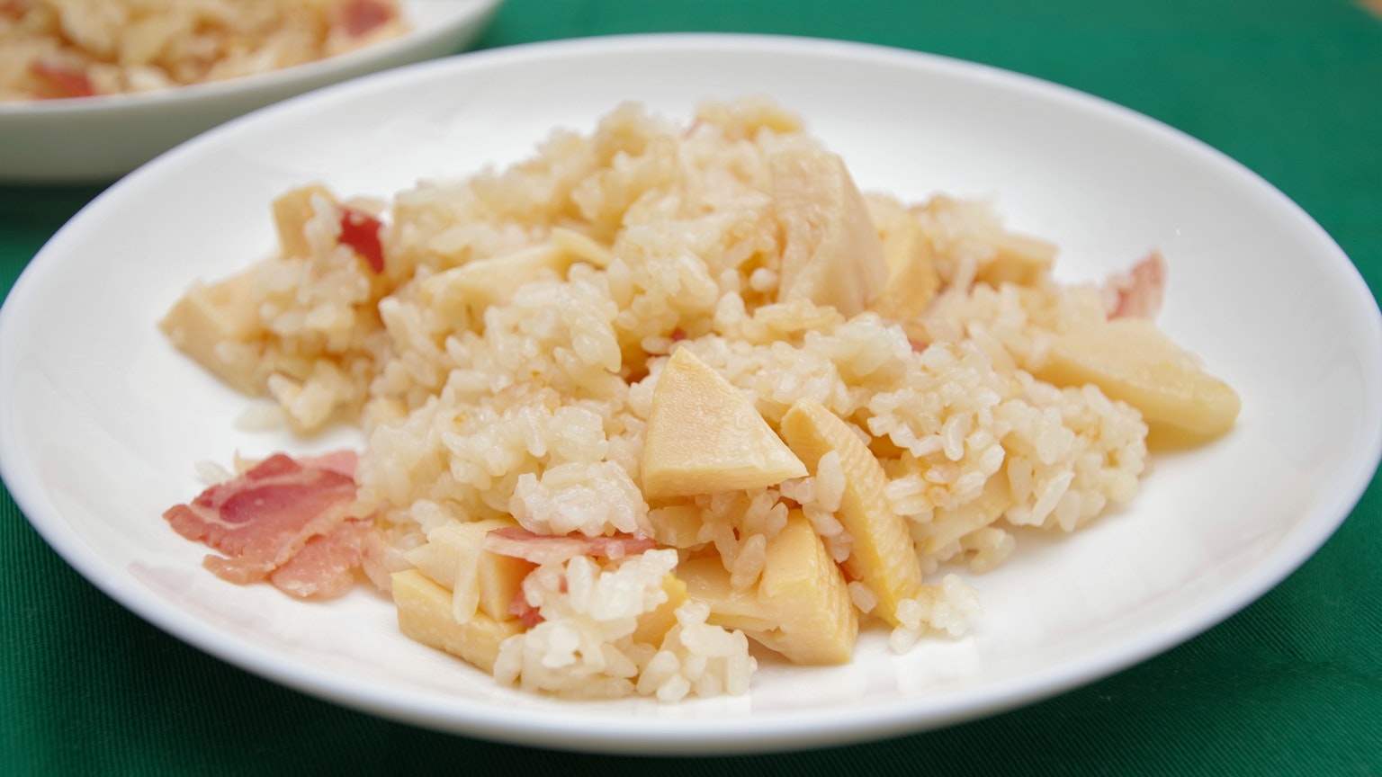 Risotto dengan apel dan bacon disajikan di piring putih
