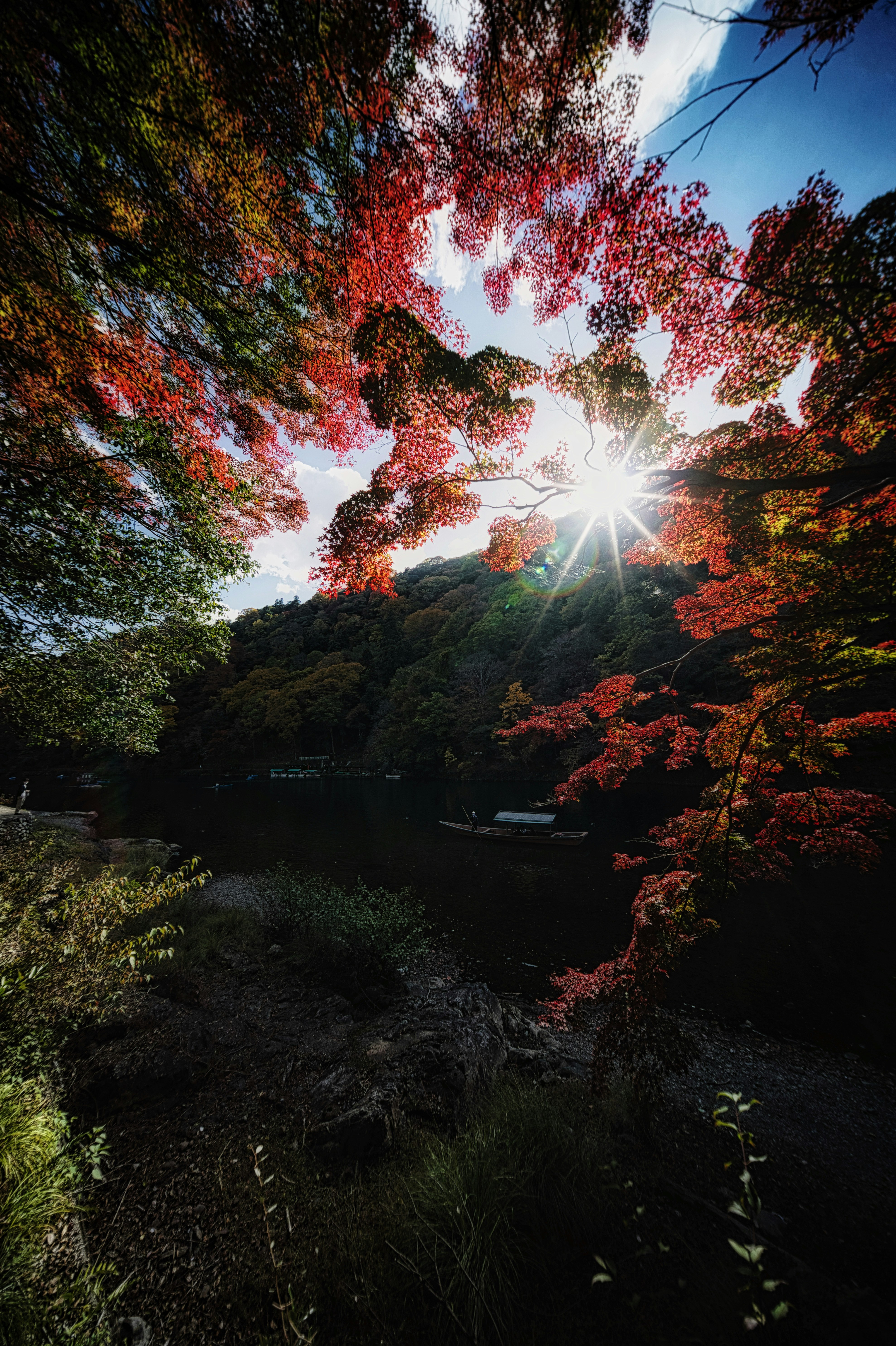 嵐山の紅葉が彩る川沿いの景色