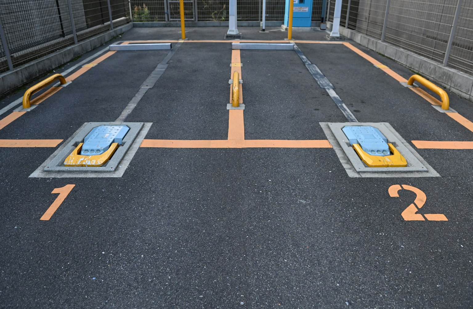 Estacionamiento con espacios vacíos marcados 1 y 2