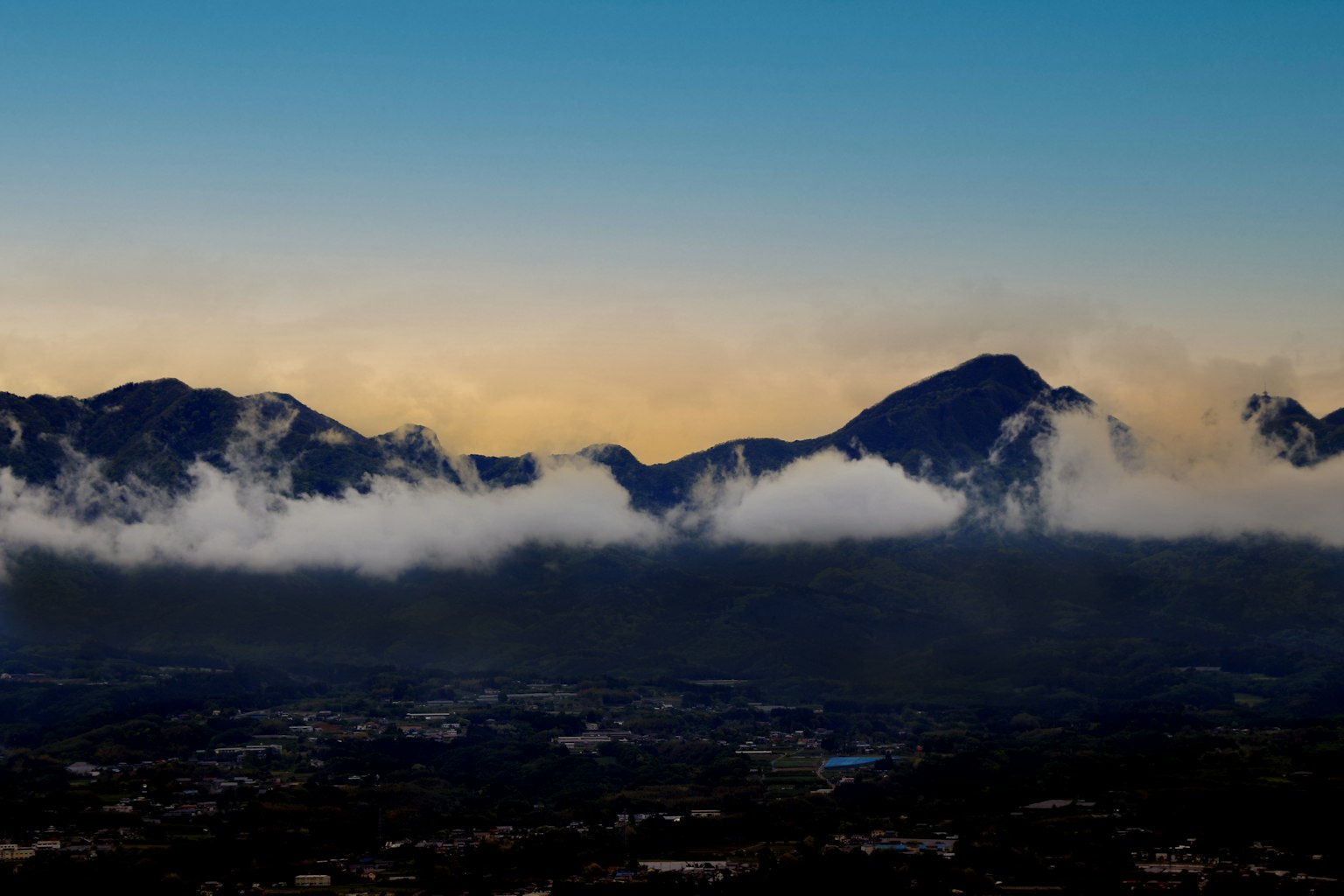 Paysage de montagne avec des nuages par une journée claire