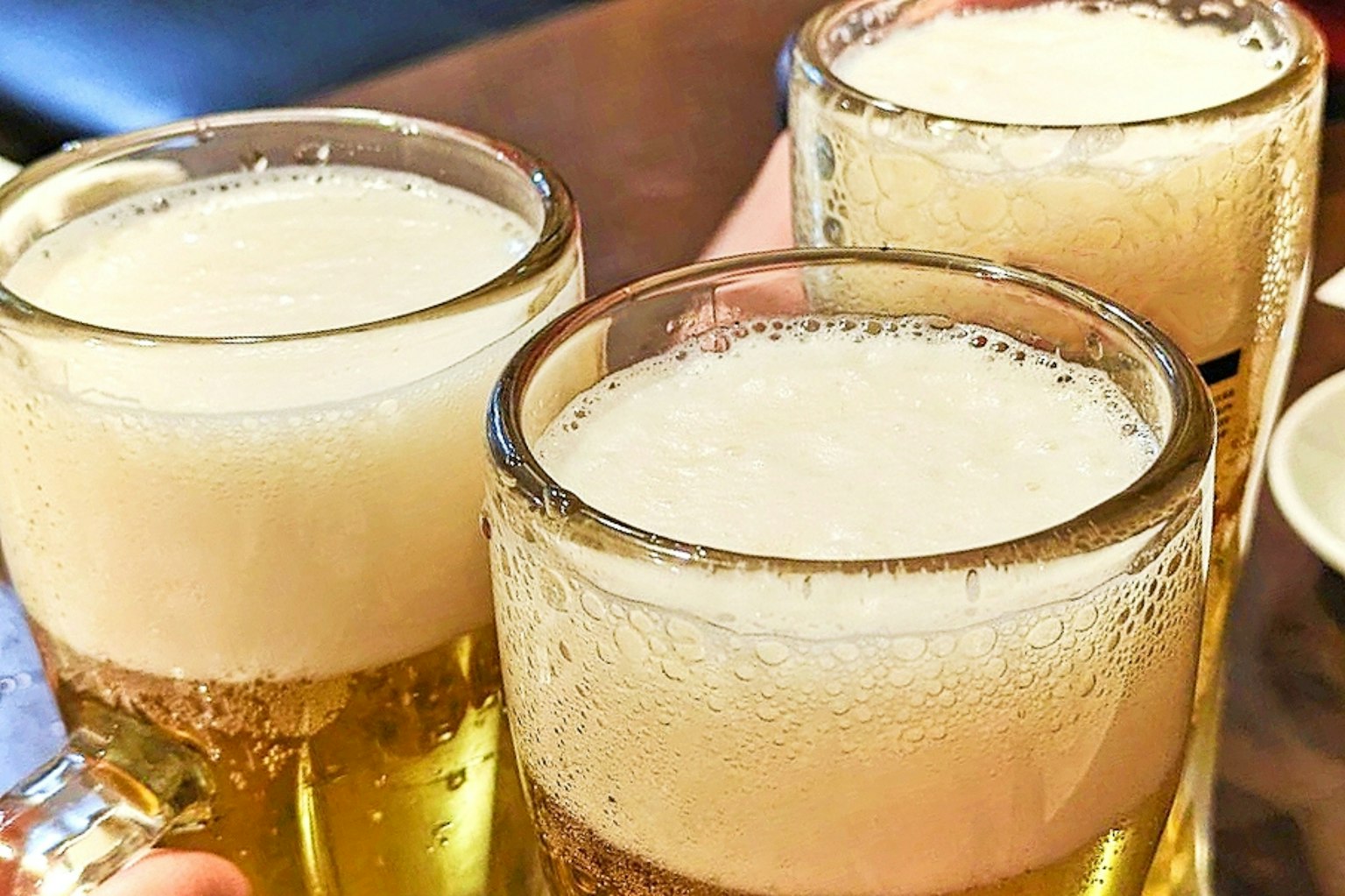 Drei Gläser Bier mit schaumigen Köpfen
