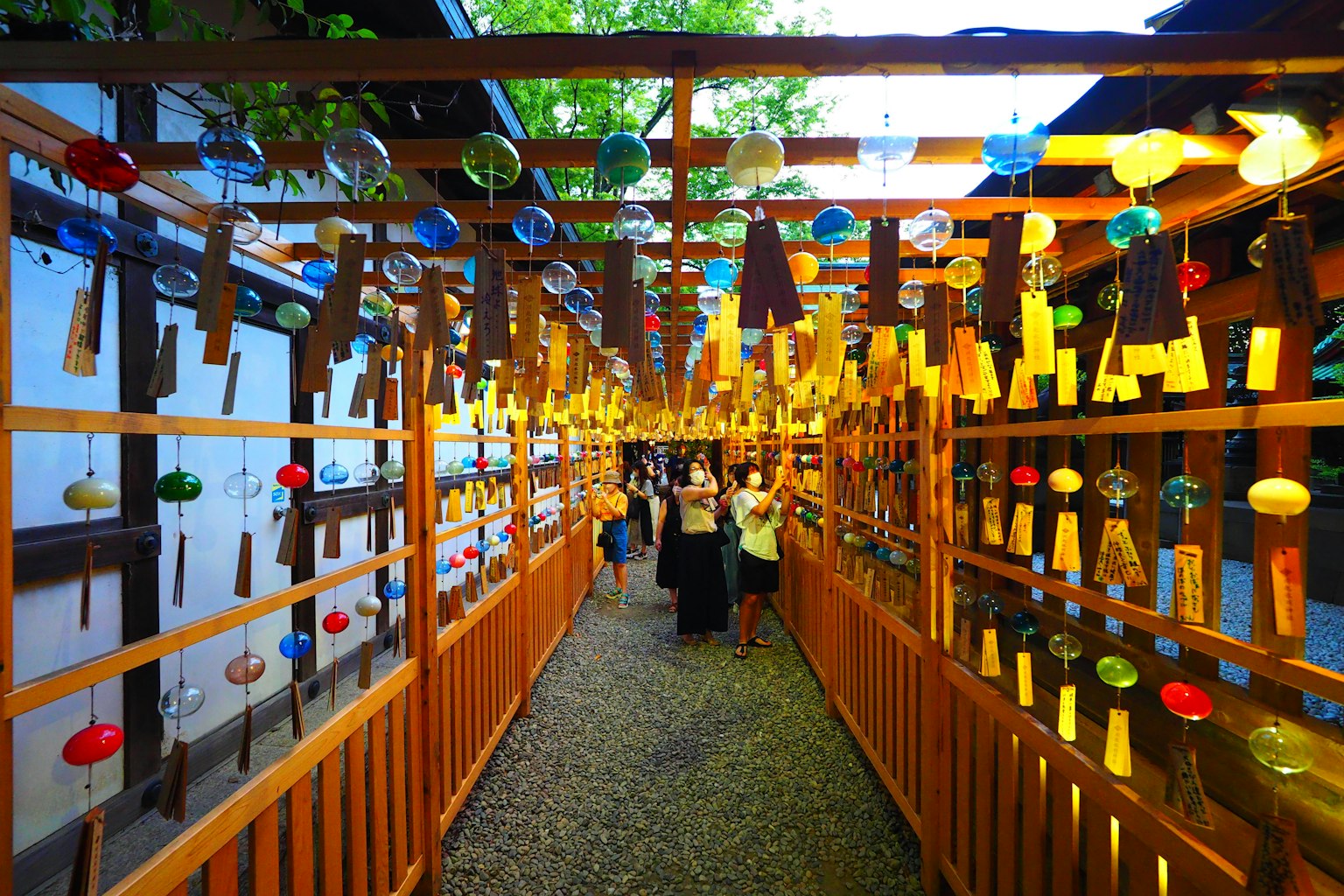 Campanas de viento coloridas colgadas en una escena de calle japonesa tradicional