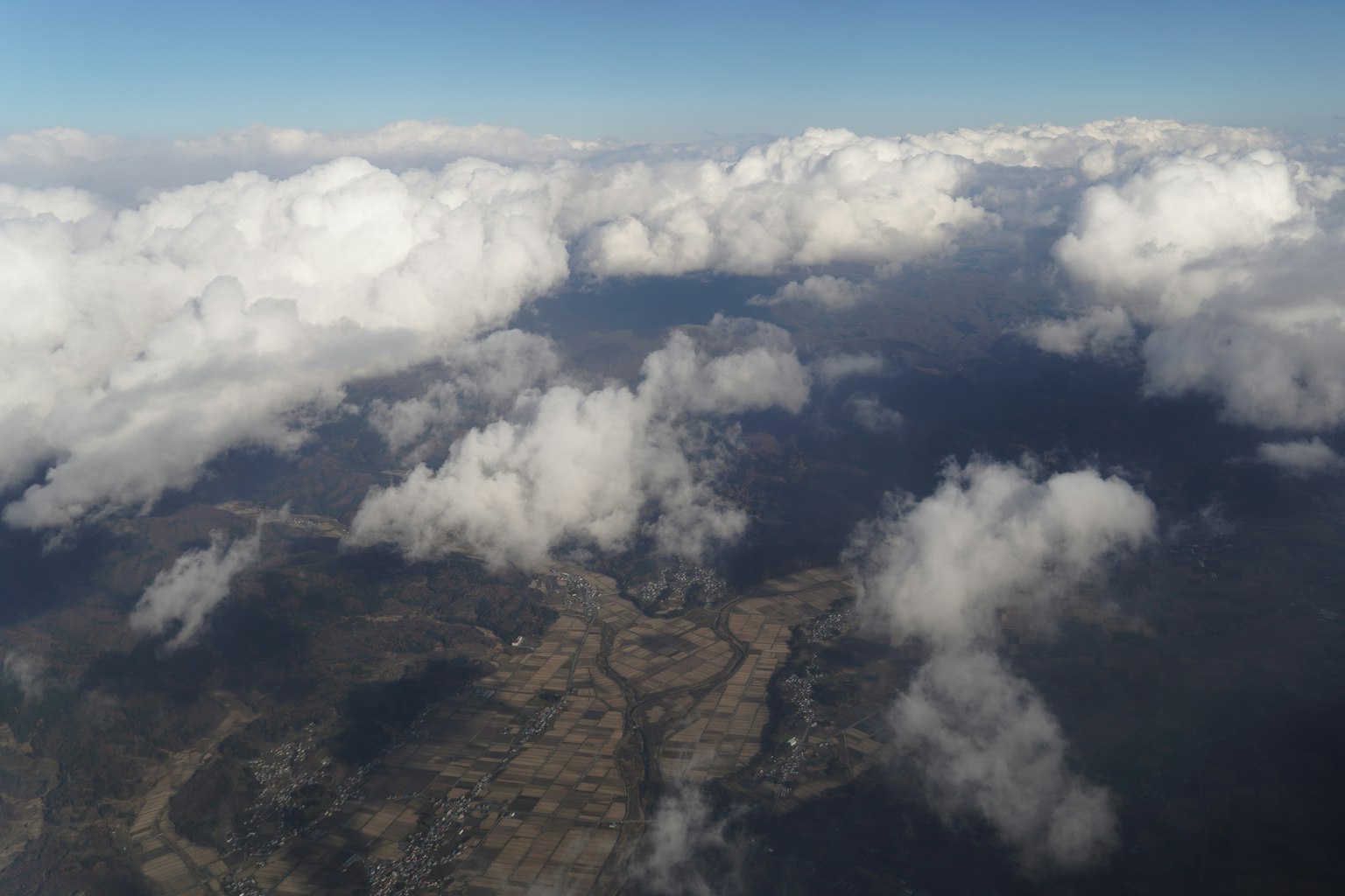 Vista aérea de nubes y montañas
