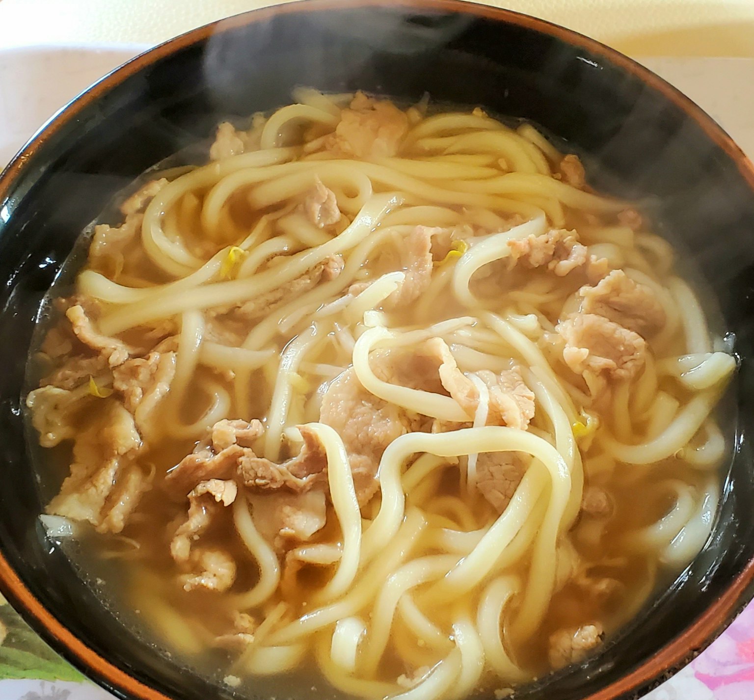 Mangkok mie udon uap dengan daging babi iris