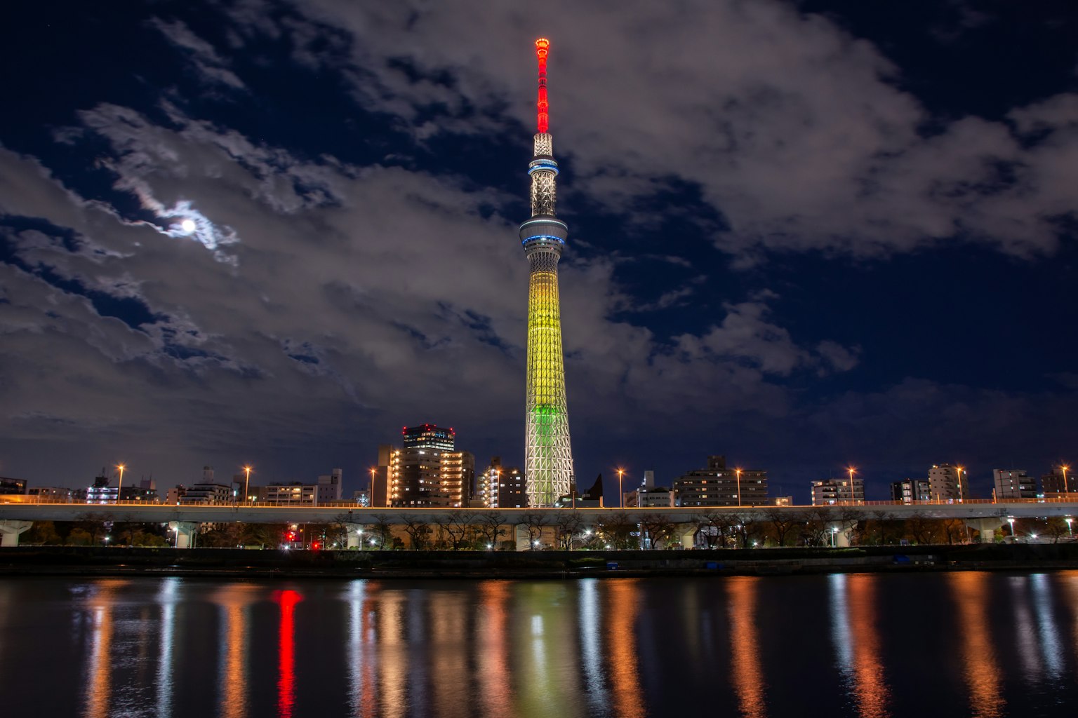 Tokyo Skytree menjulang di malam hari dengan pencahayaan berwarna