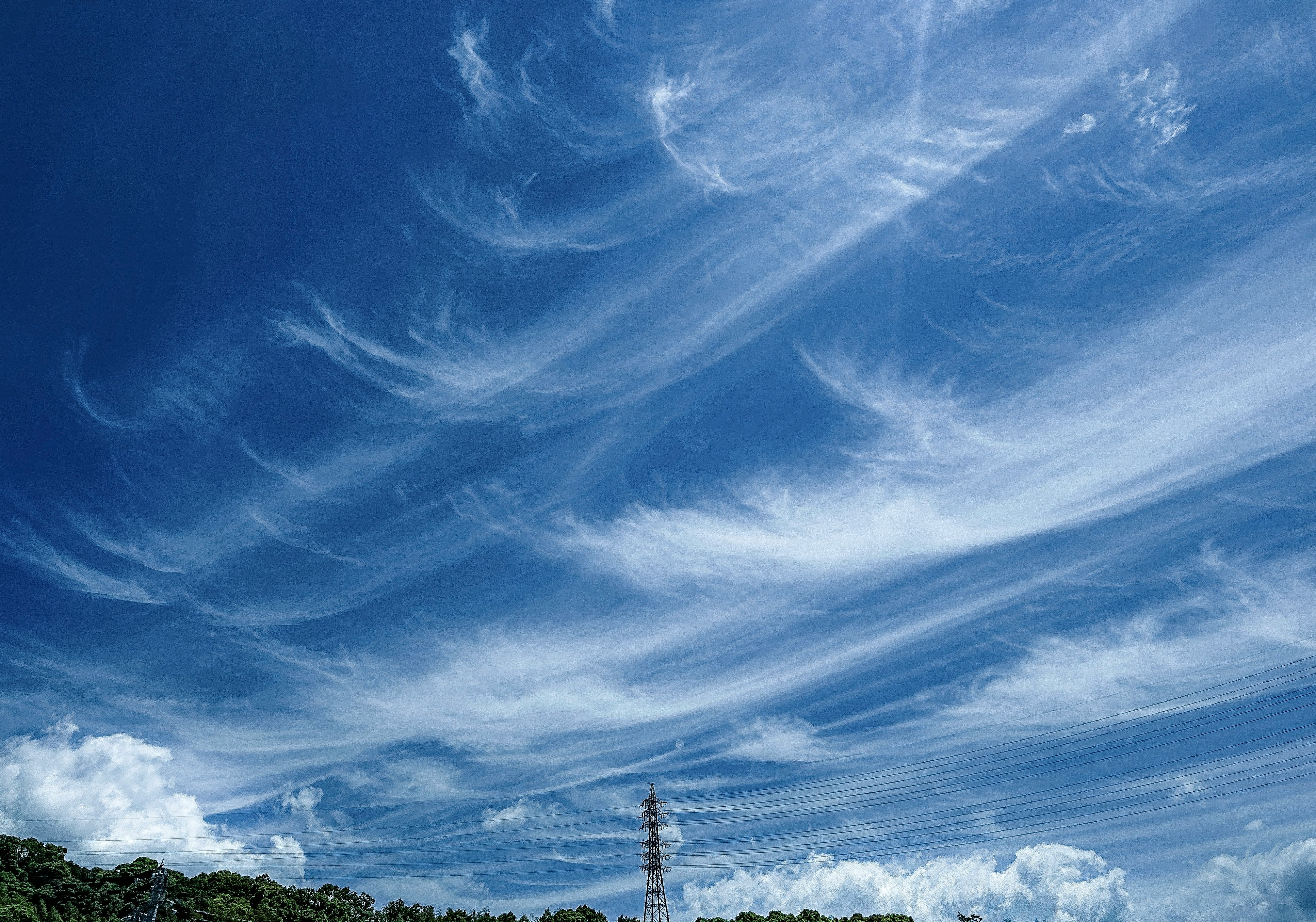 青空に広がる雲の流れ