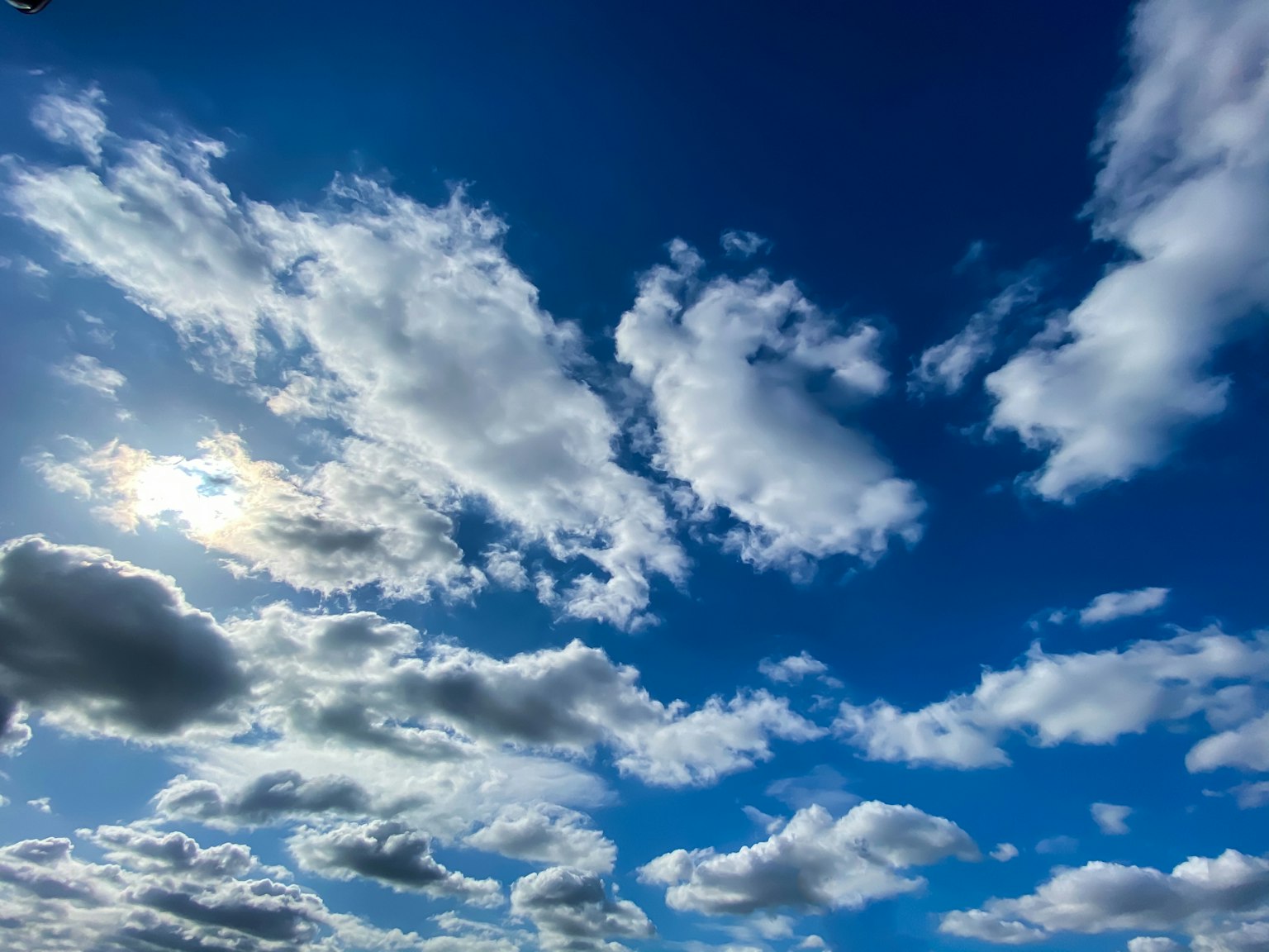Hermosa vista de nubes blancas flotando en un cielo azul
