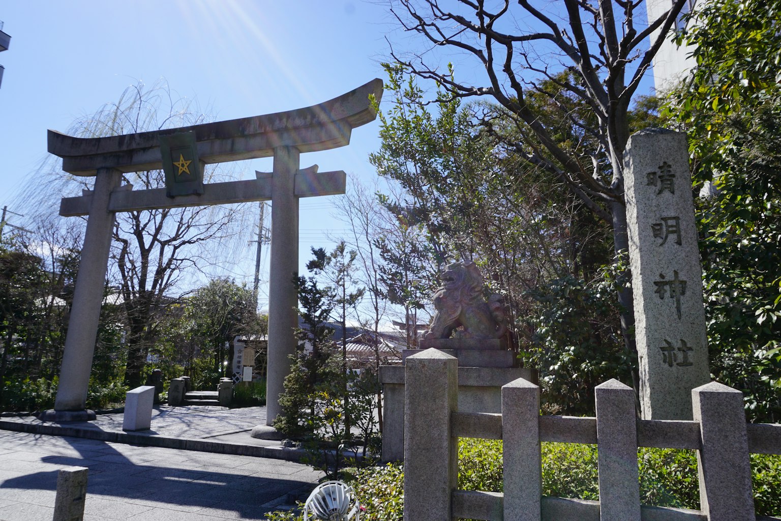 Scène de parc serein avec un torii et un monument en pierre