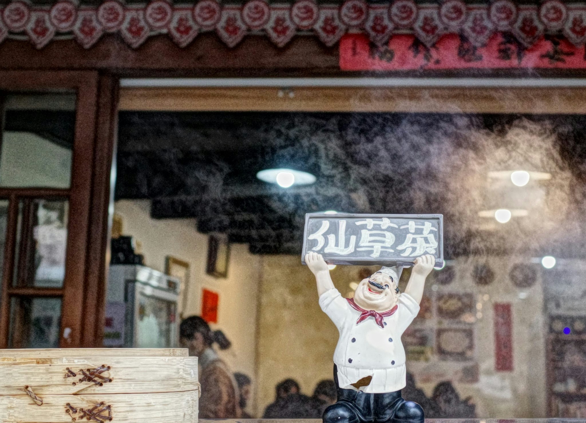 Vitrine à Taïwan avec une figurine tenant une pancarte
