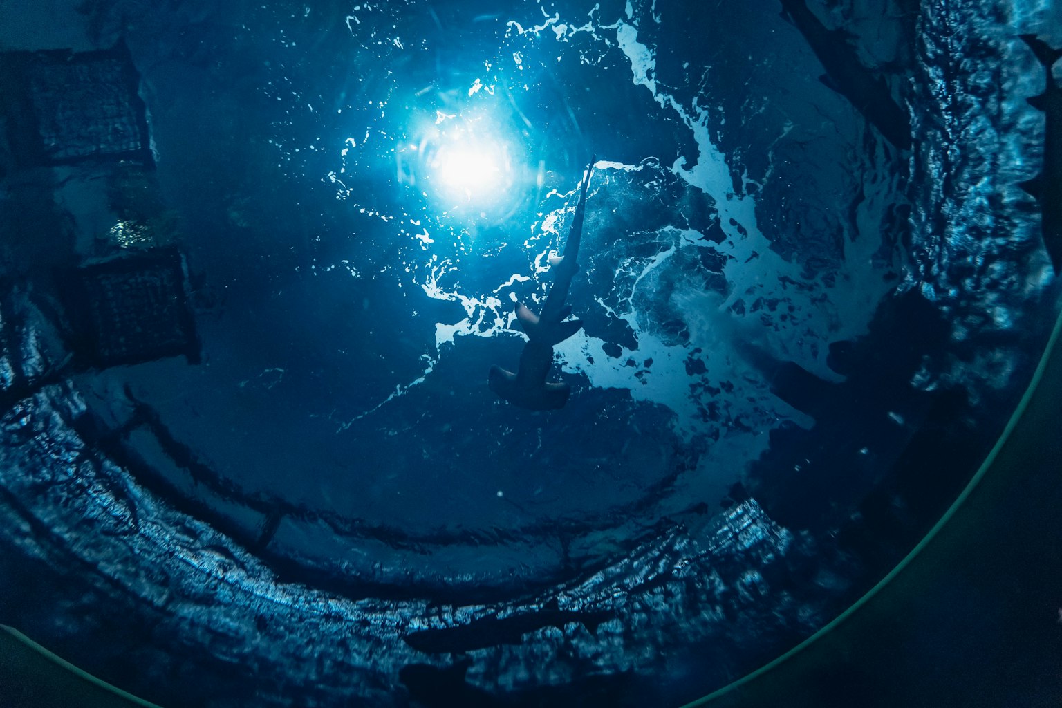 Vista aérea de agua azul brillante con reflejos de luz y ondas que crean una atmósfera serena