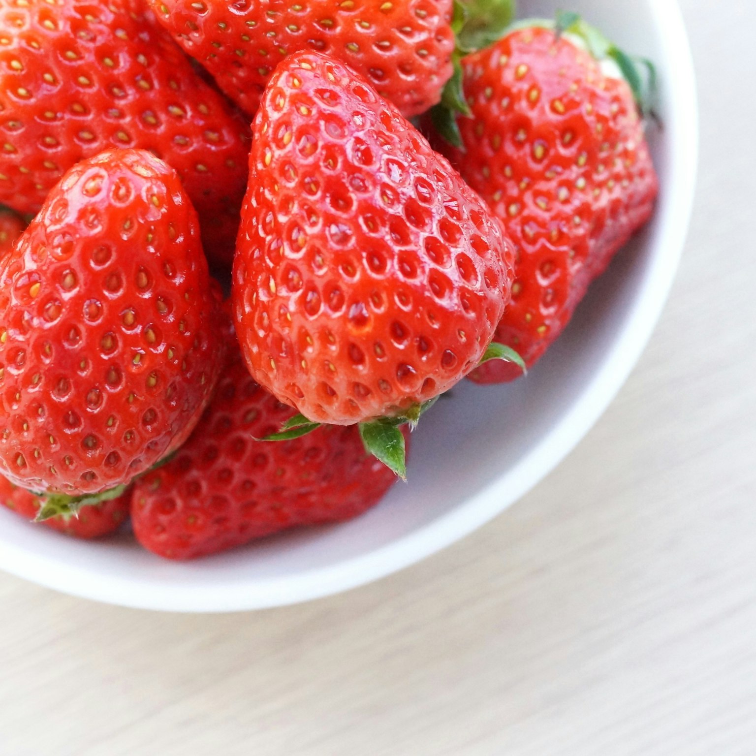 Gros plan de fraises fraîches dans un bol blanc