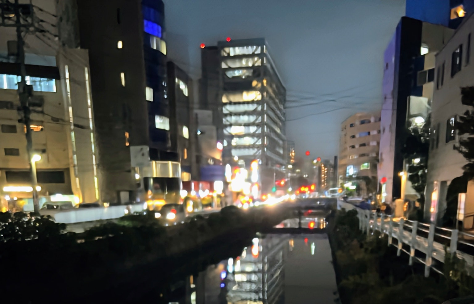 夜晚城市天际线和河中的倒影