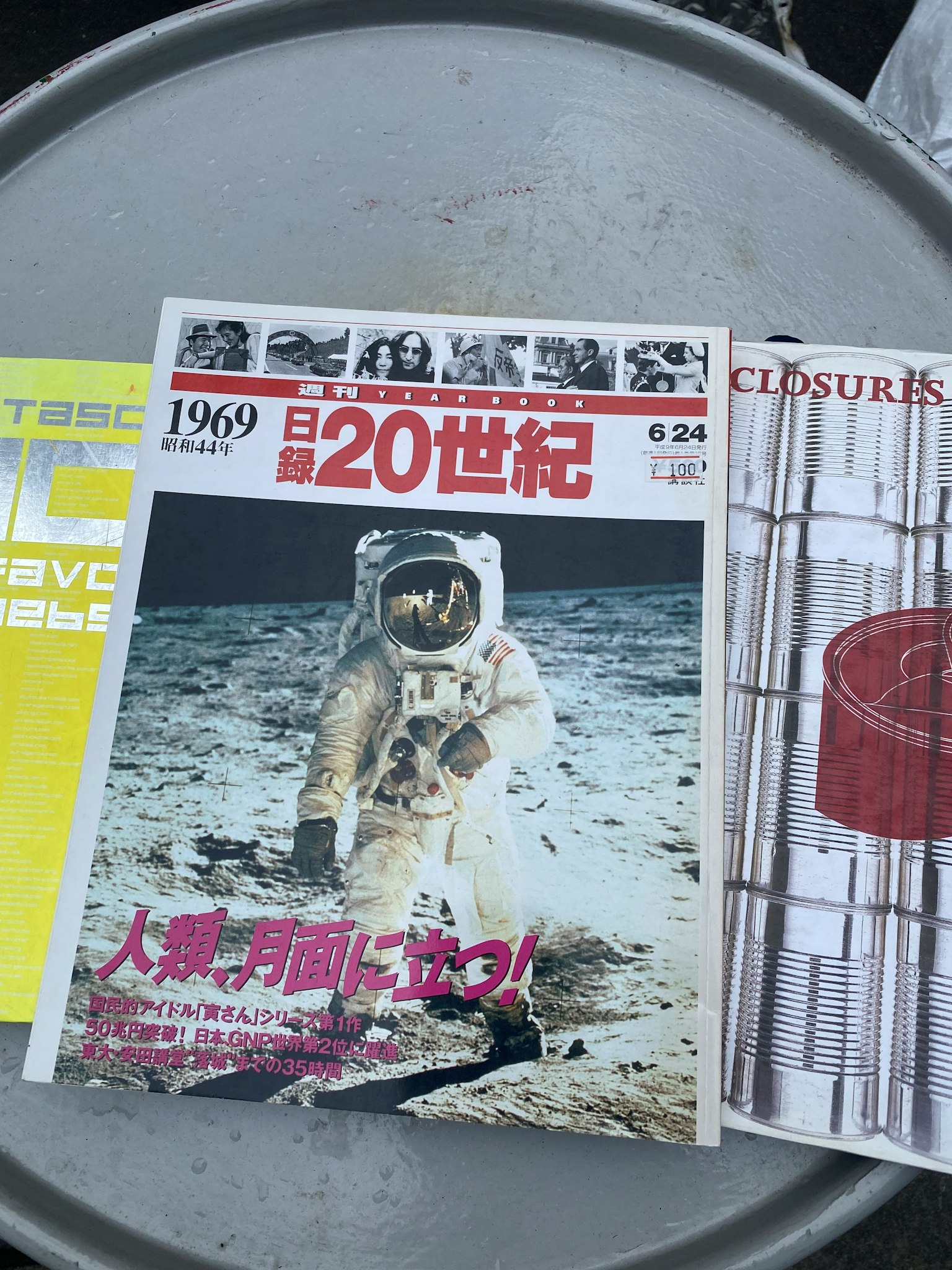 Copertina di rivista con un astronauta sulla luna del 1969