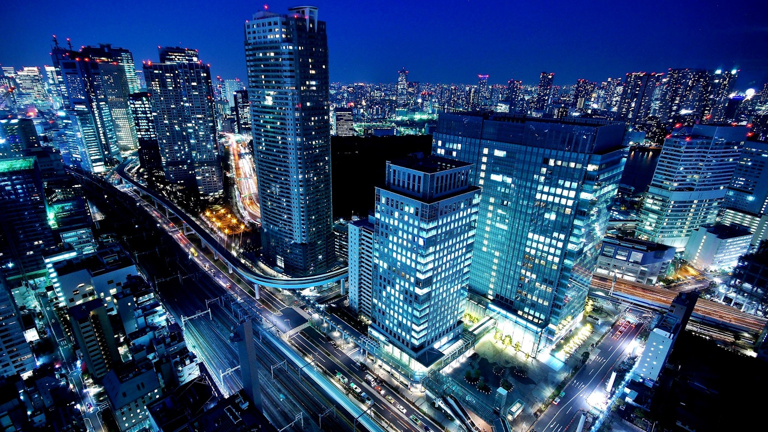夜景城市风光 高楼大厦和亮灯街道在东京