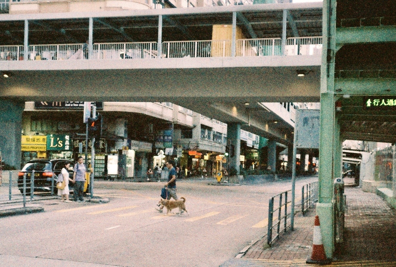 高架下の商店街で人が行き交う駅前の通り