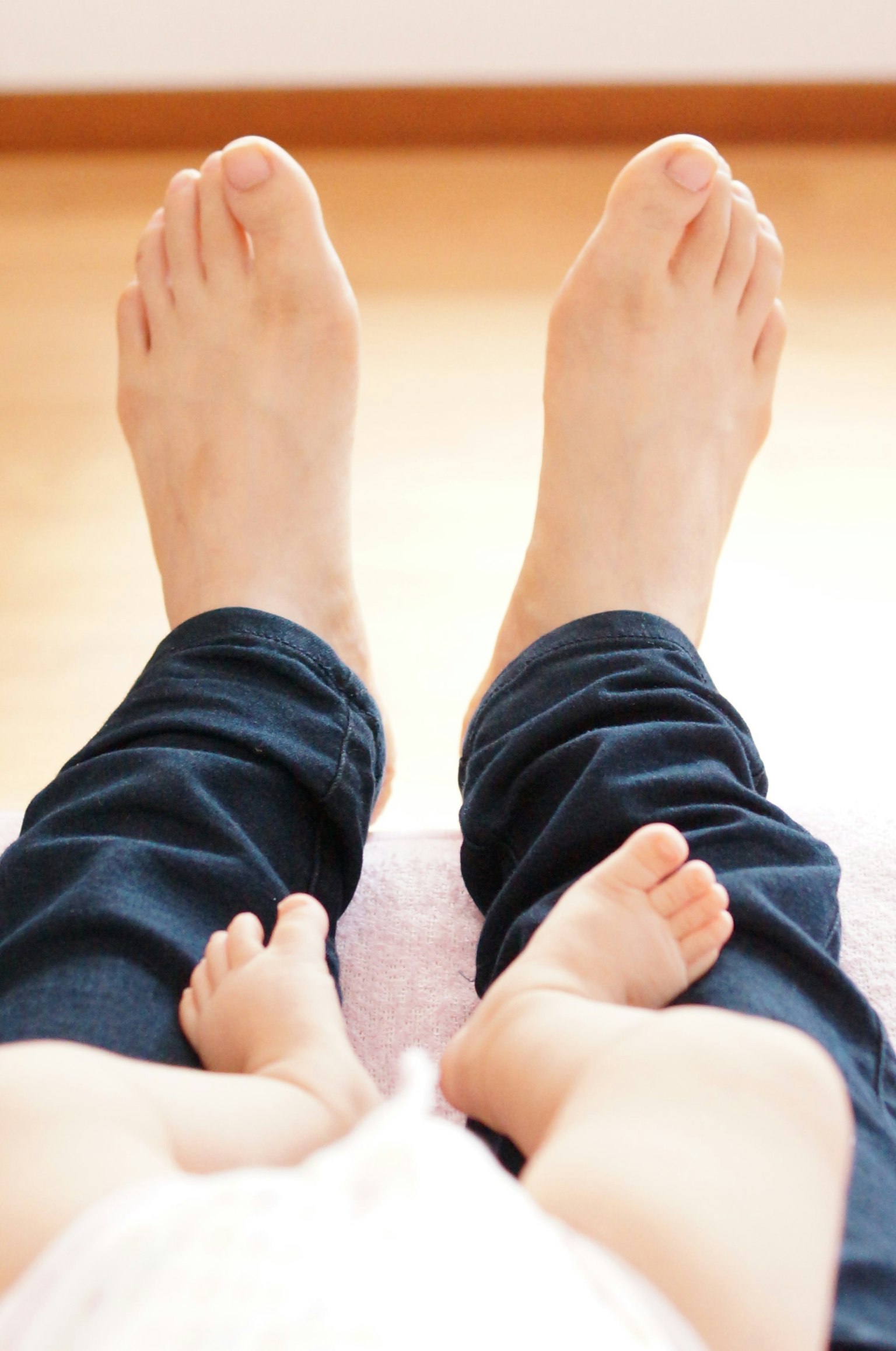 Hình ảnh chân người lớn và trẻ em bên cạnh nhau