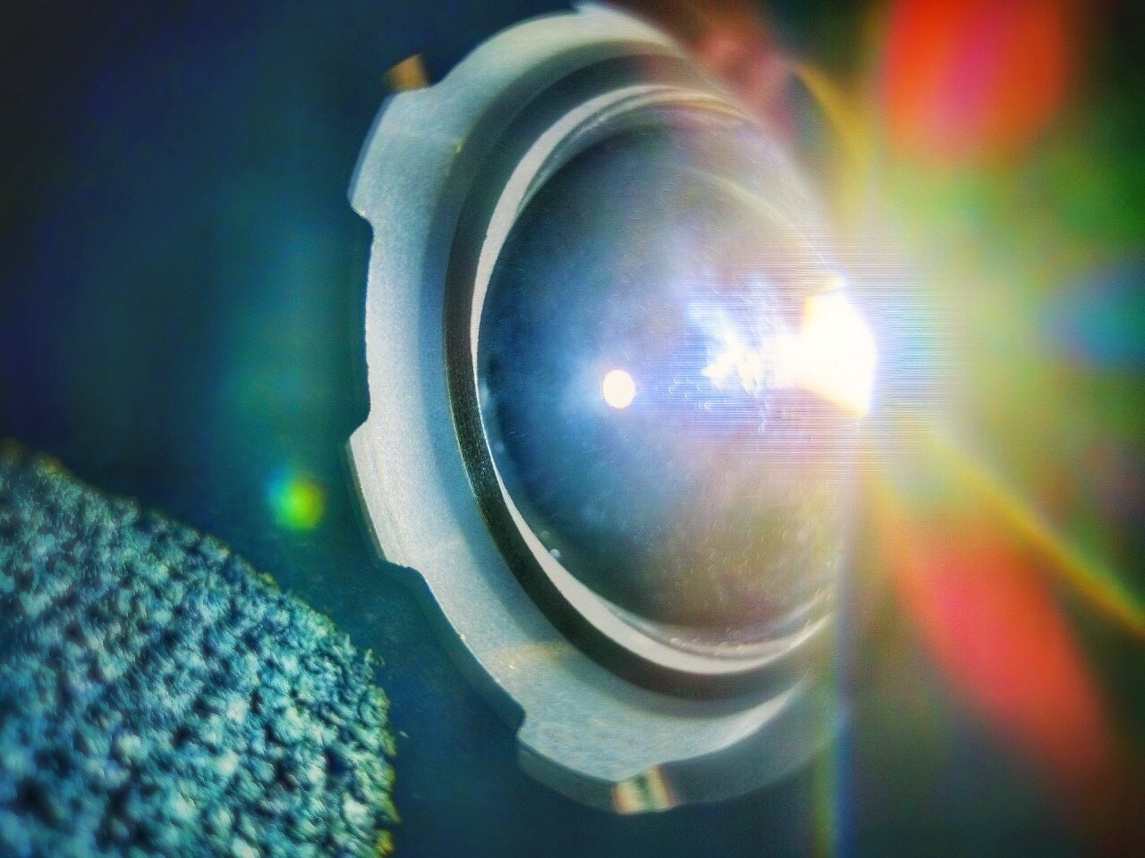 懐中電灯の光がレンズから放射状に広がるアップ画像