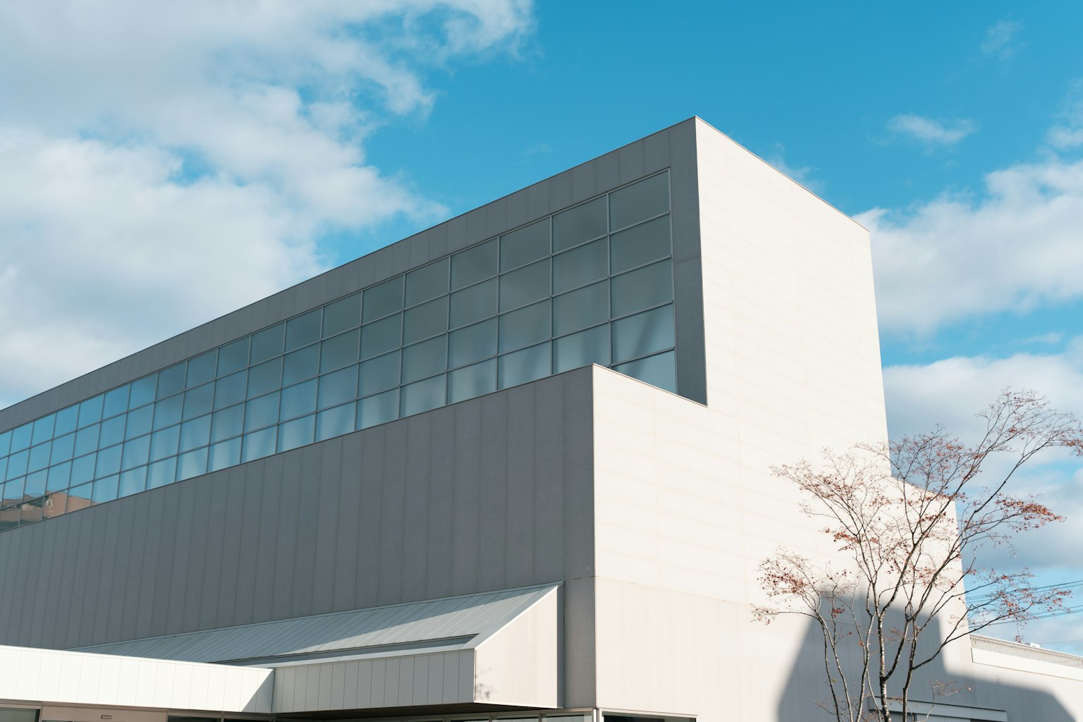 Esterno di un edificio moderno con vetro e cielo blu