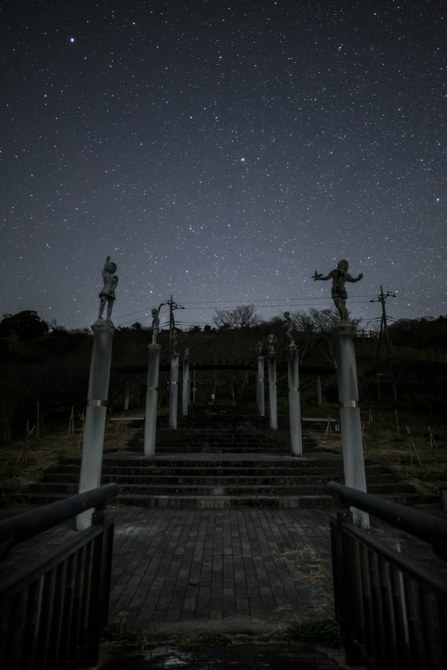 Scalinata che conduce a un santuario sotto un cielo stellato