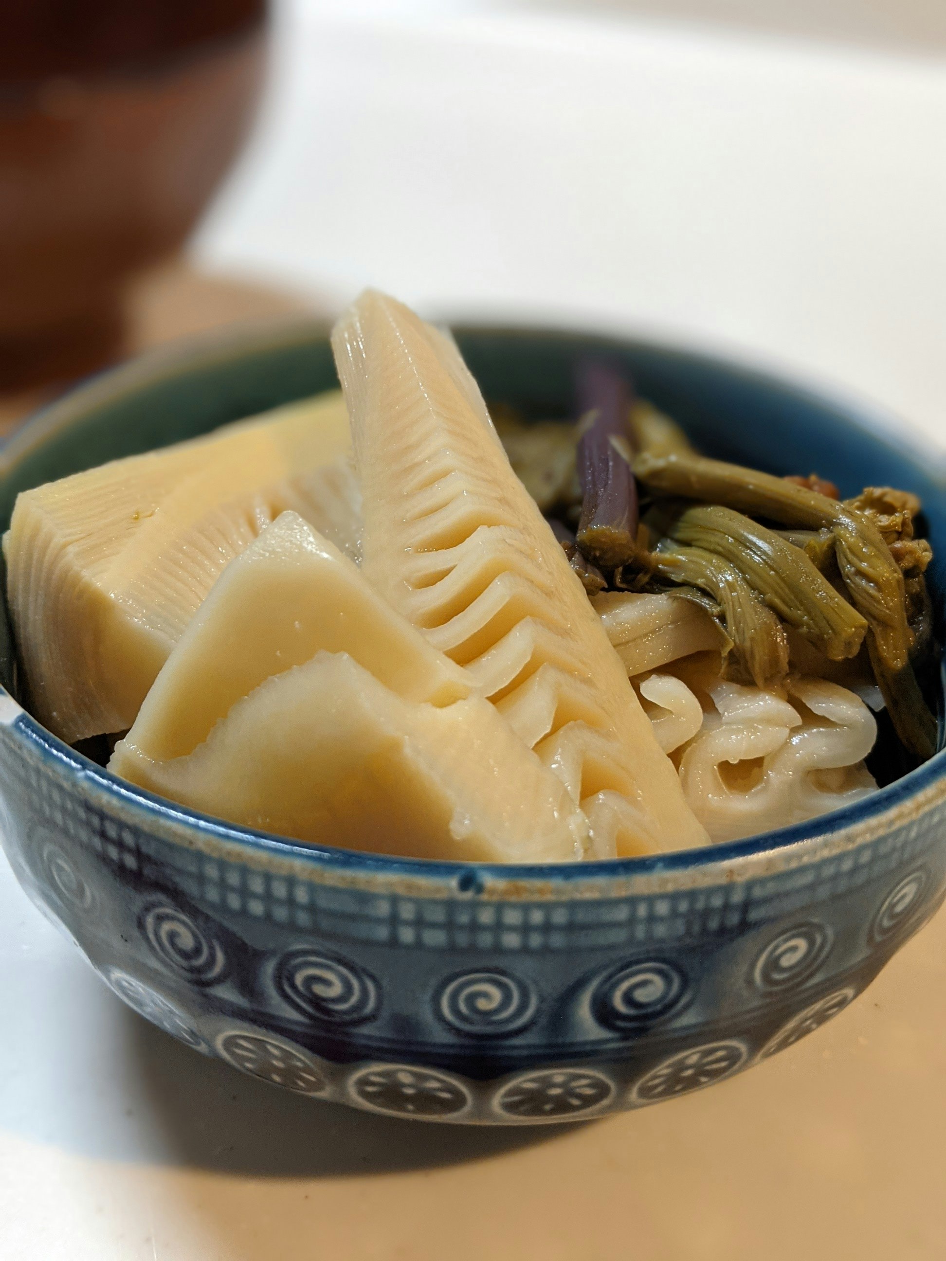 筍の煮物とご飯の入った器