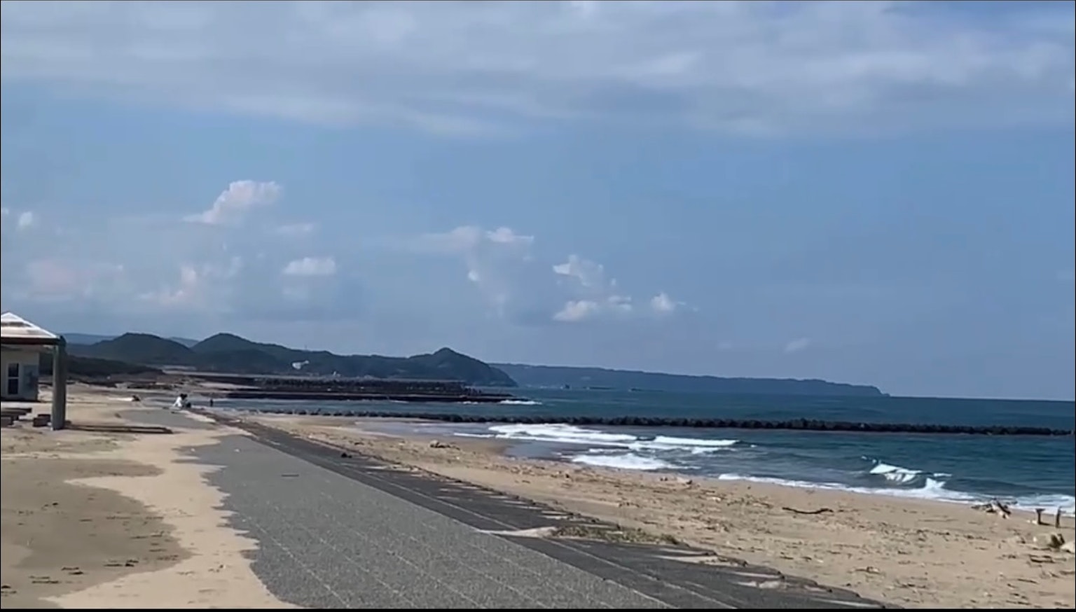 海岸风景，蓝天和白云，海浪拍打岸边