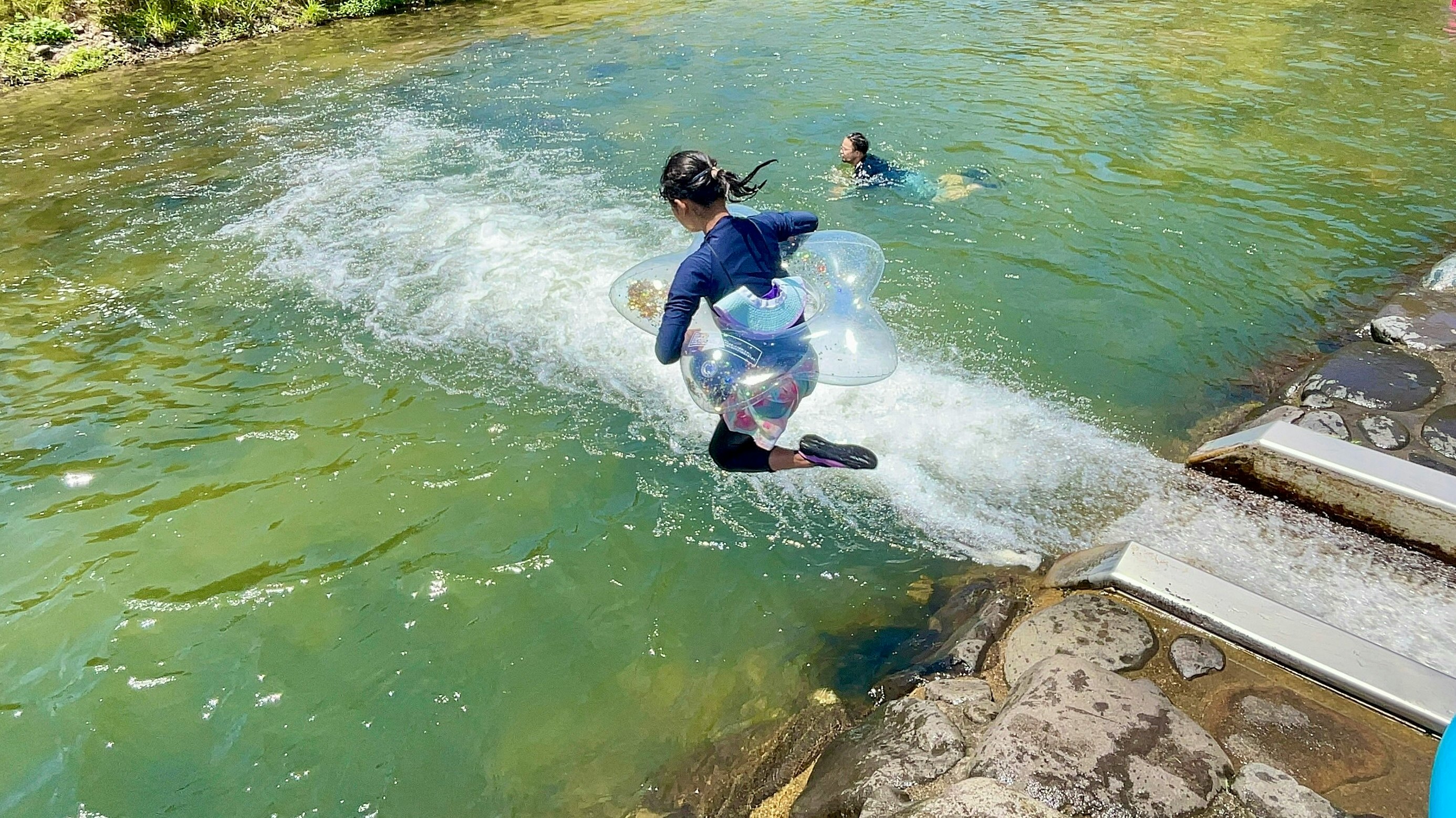 Desafío de verano junto al río con salpicaduras