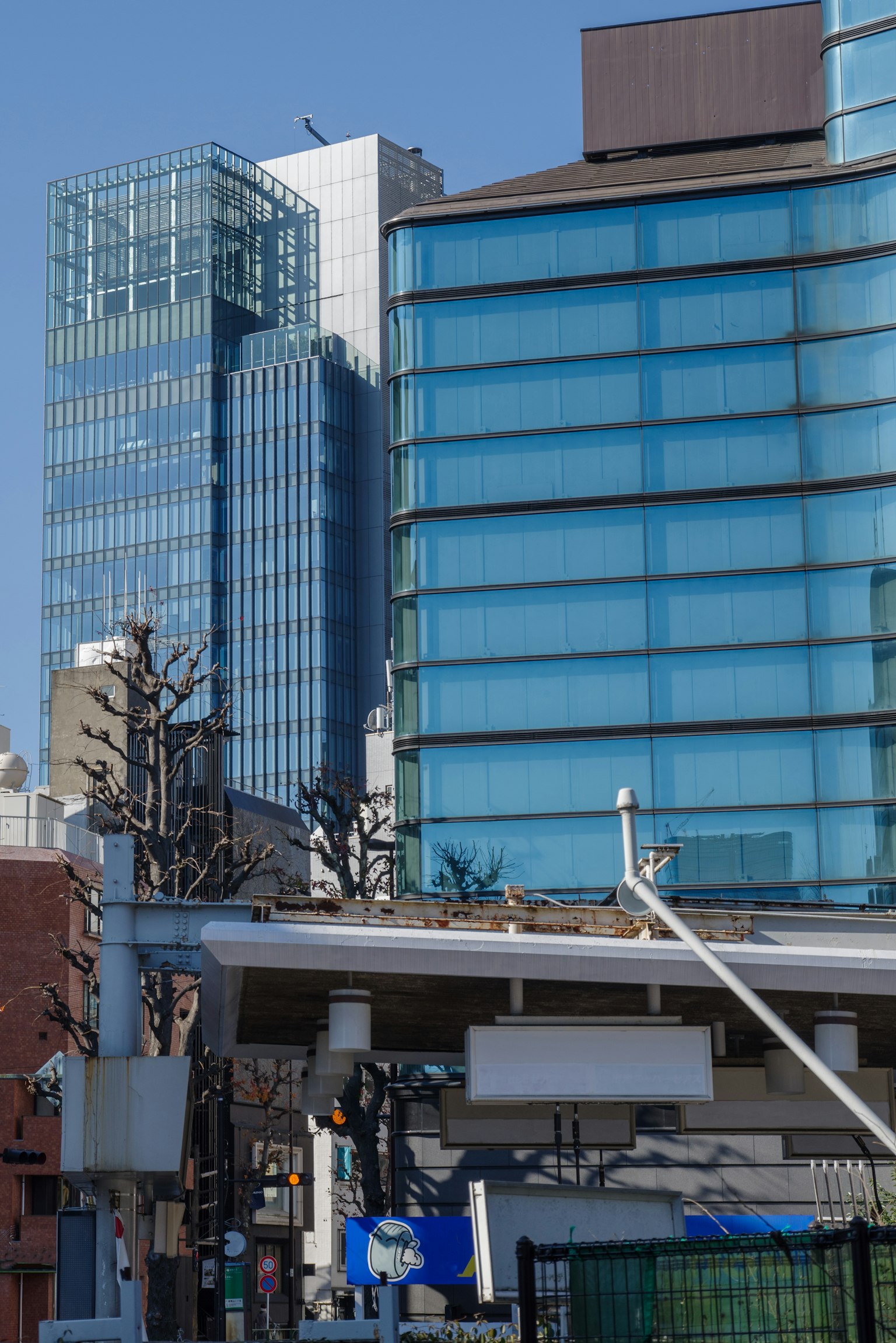 Paisaje urbano con edificios de vidrio azul y rascacielos